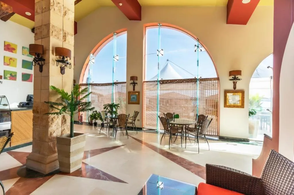 Lounge or bar in Golden Ocean Marina Hotel