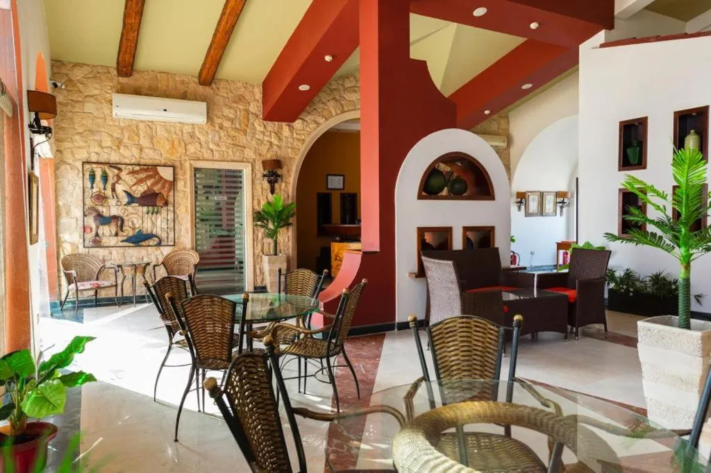 Lounge or bar in Golden Ocean Marina Hotel