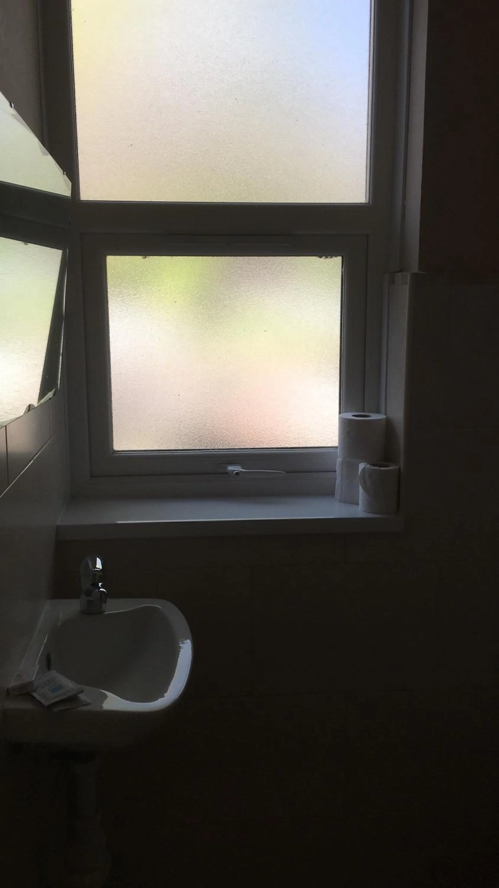 Toilet in The Bull and Bush Hotel Kingston