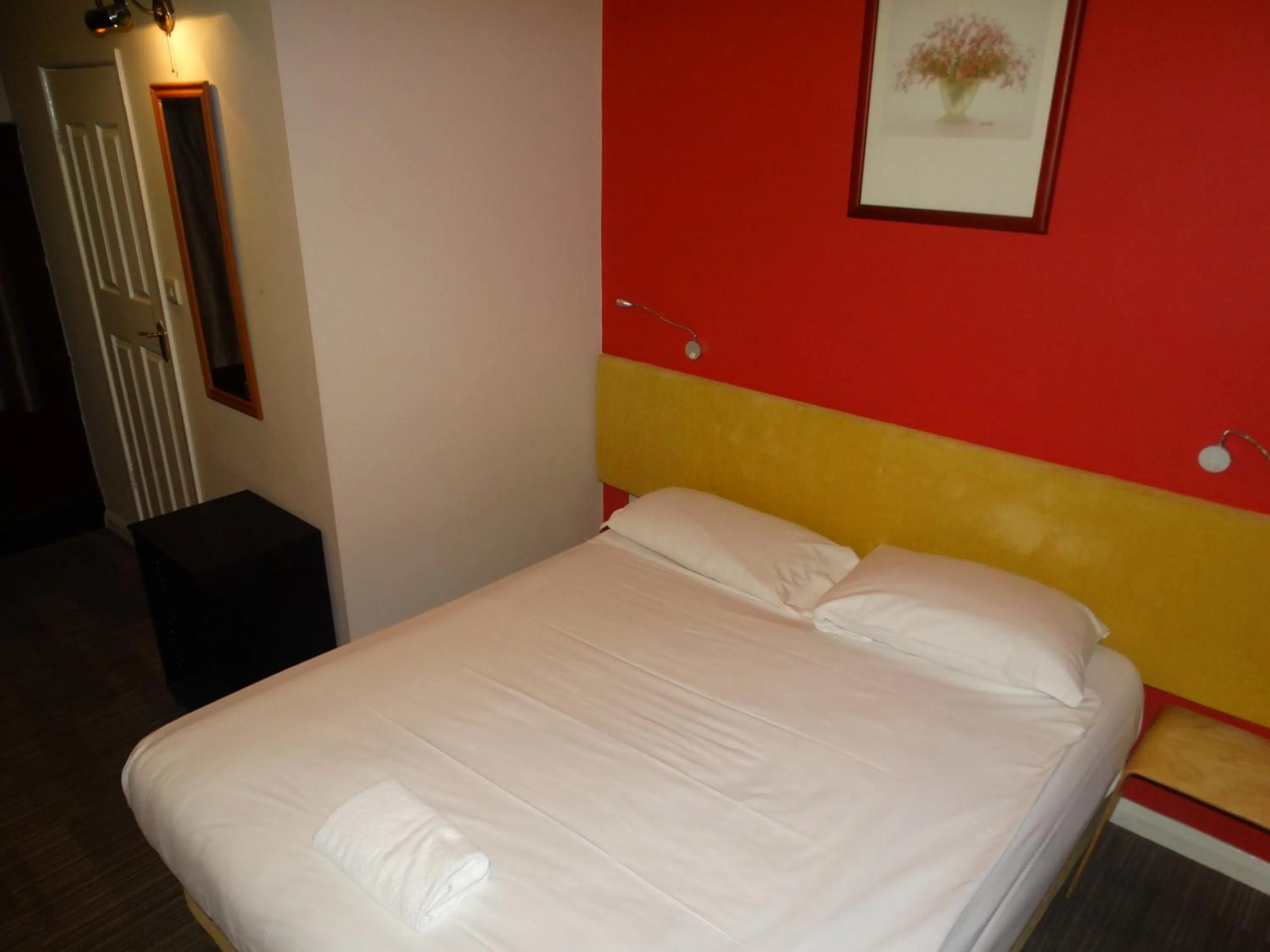 Bed in The Bull and Bush Hotel Kingston