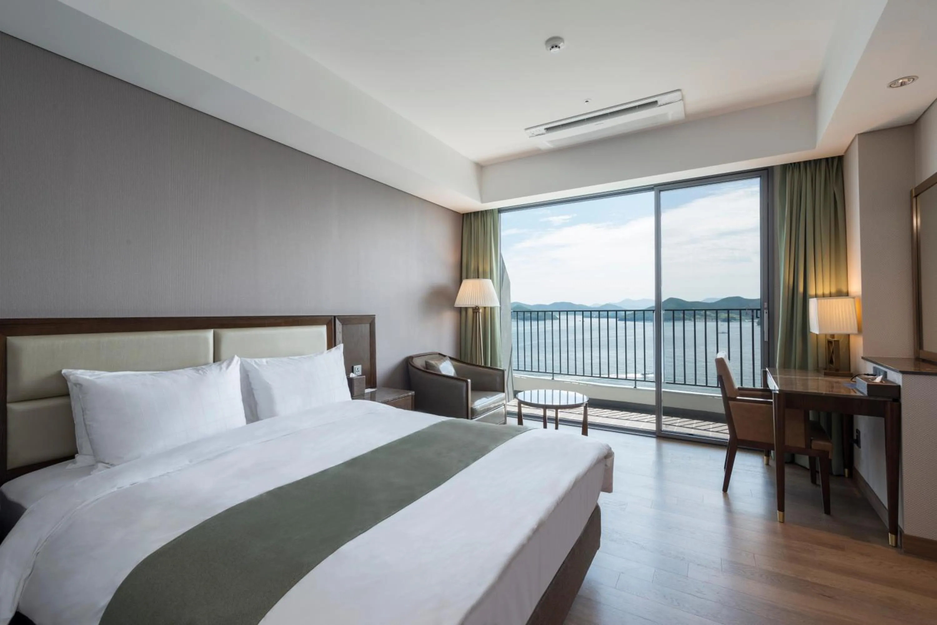 Bedroom, Bed in Stanford Hotel&Resort Tongyeong