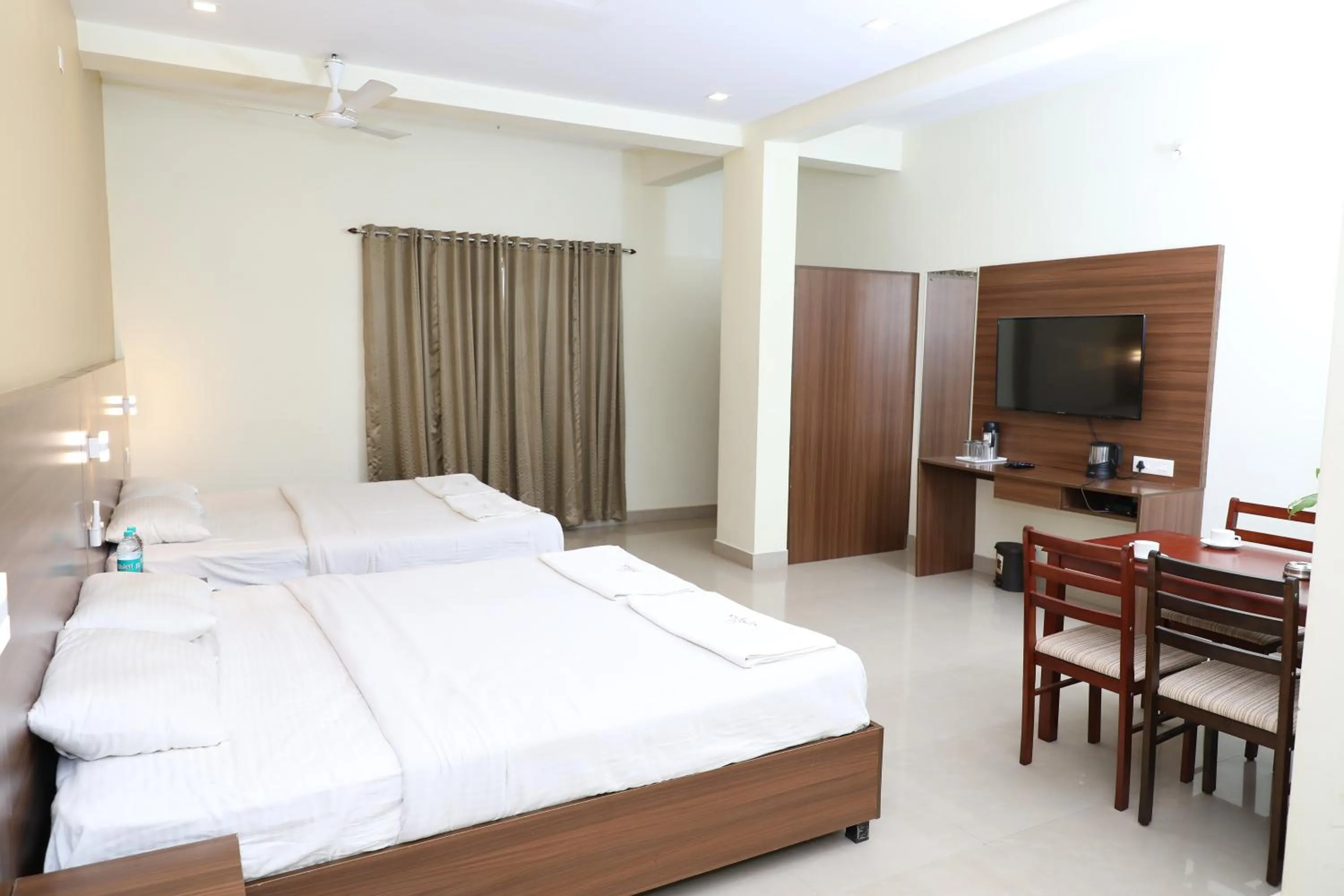 Bed in Hotel Citywalk Residency