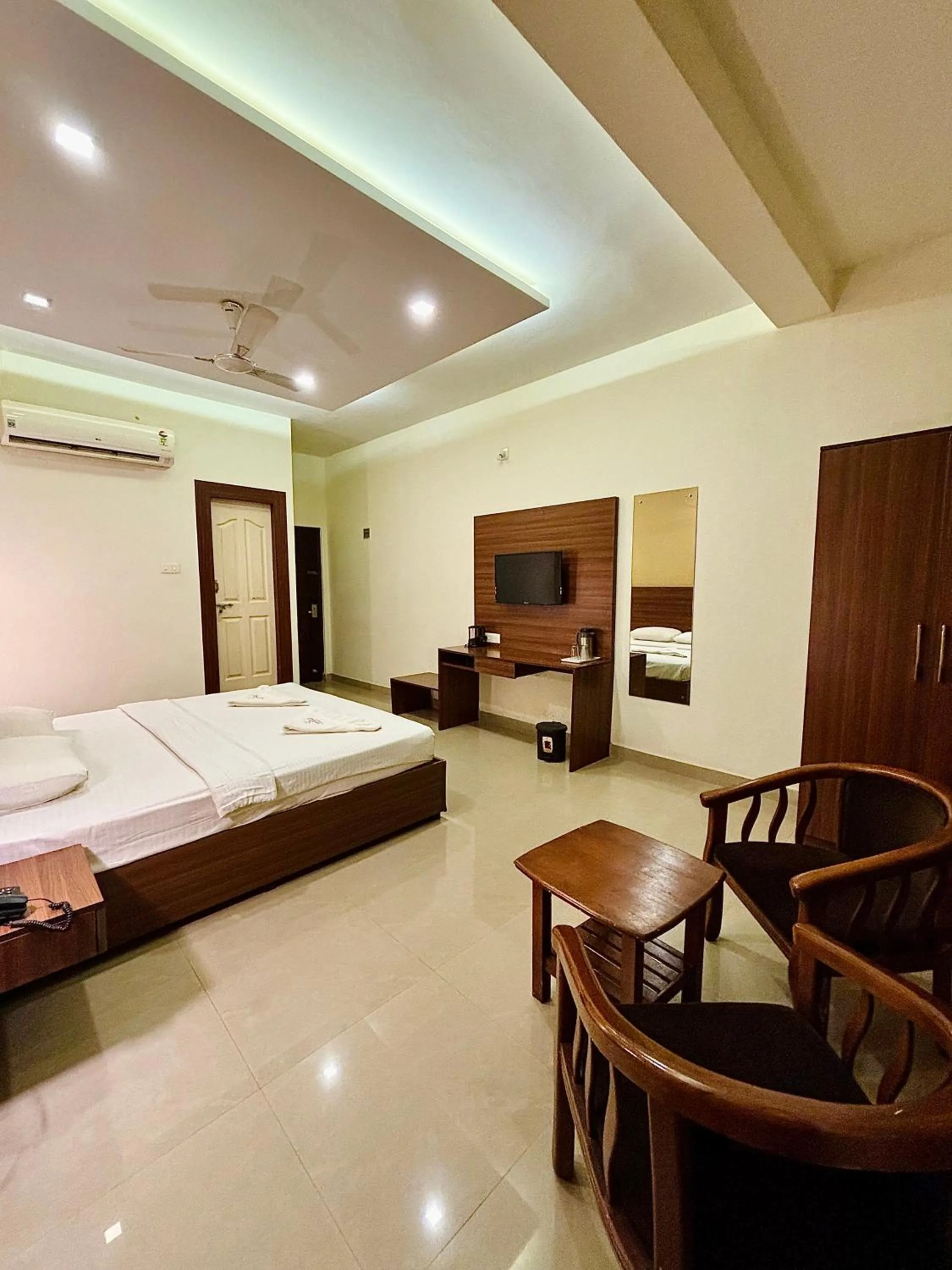 Bed in Hotel Citywalk Residency