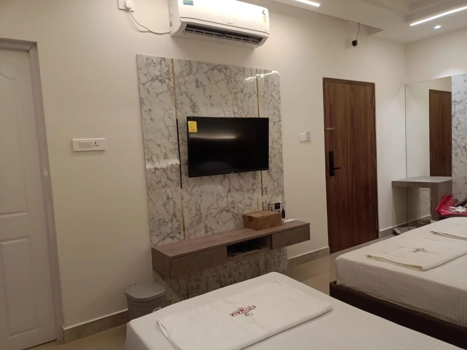 Bed in Hotel Citywalk Residency