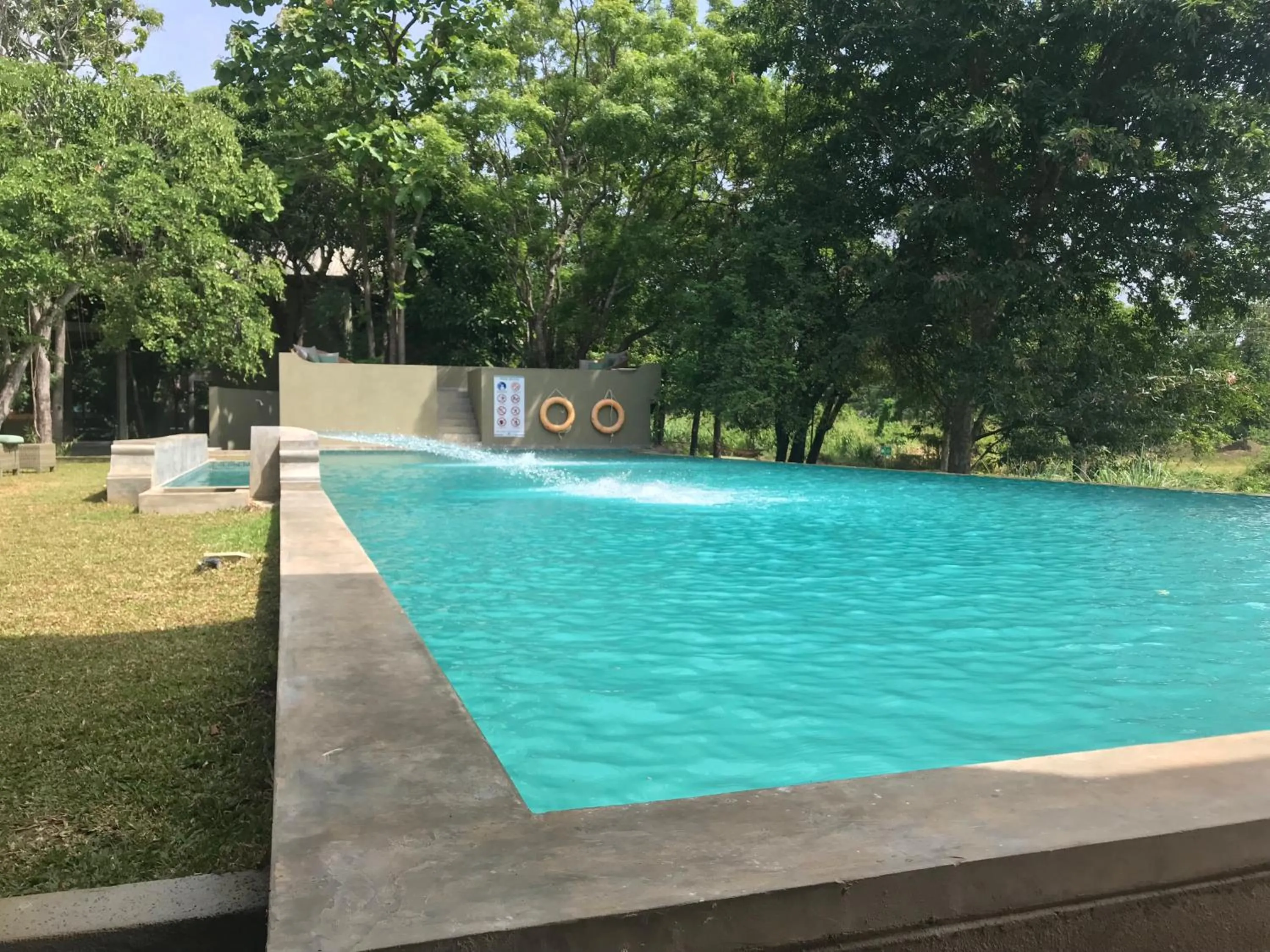 Swimming pool in Ehalagala Lake Resort