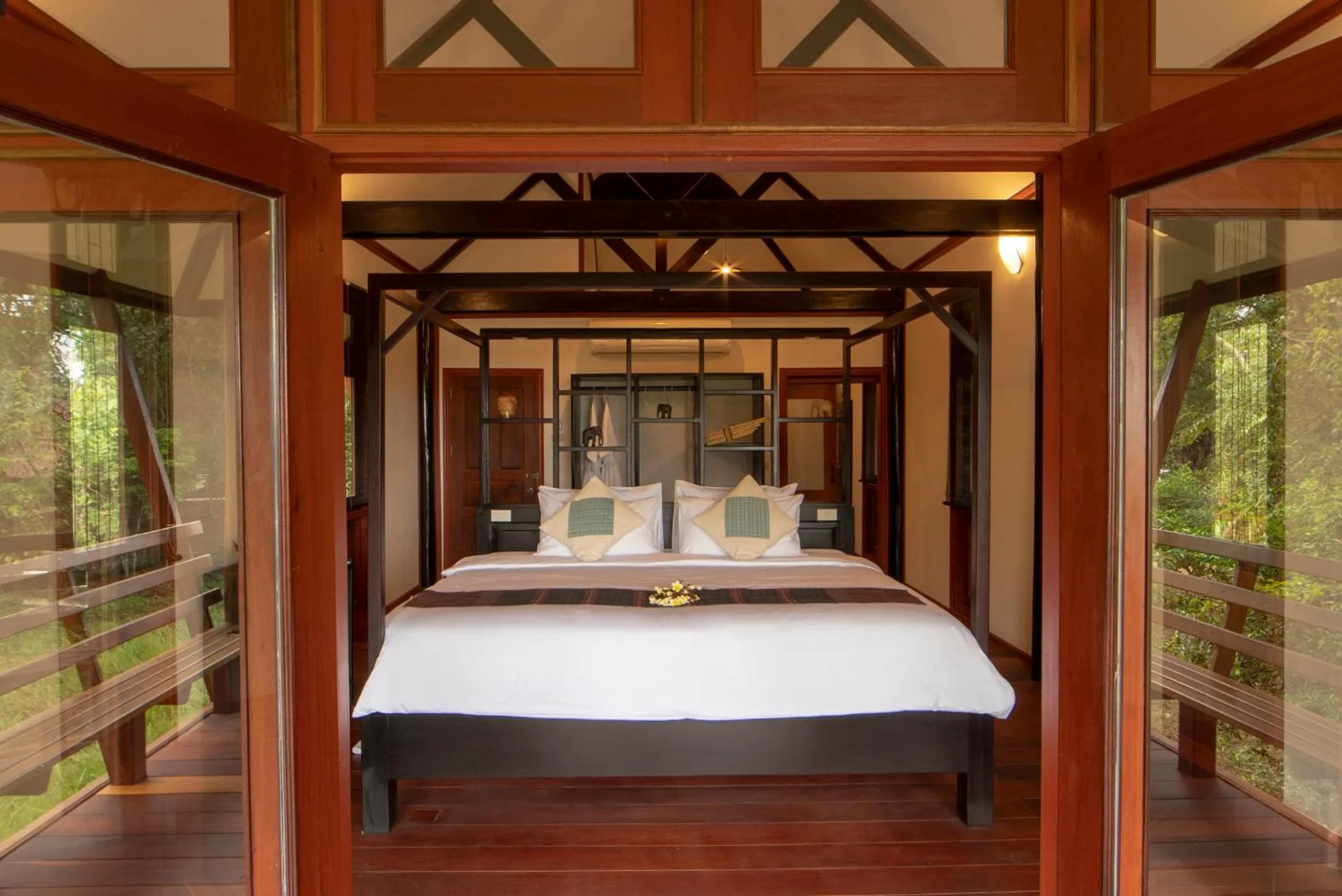 Bed in Kingfisher Ecolodge