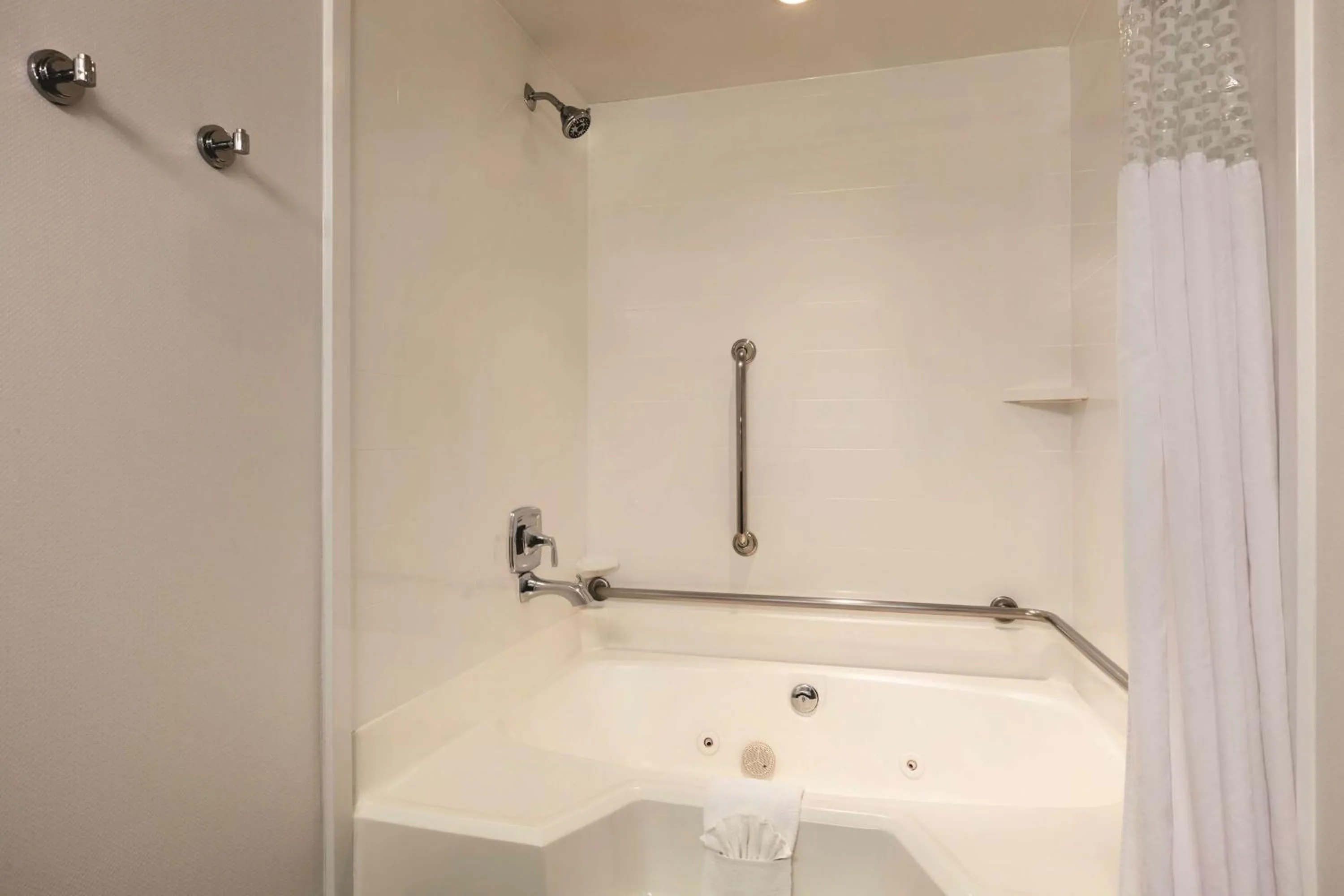 Bathroom in Hampton Inn Richmond/Ashland