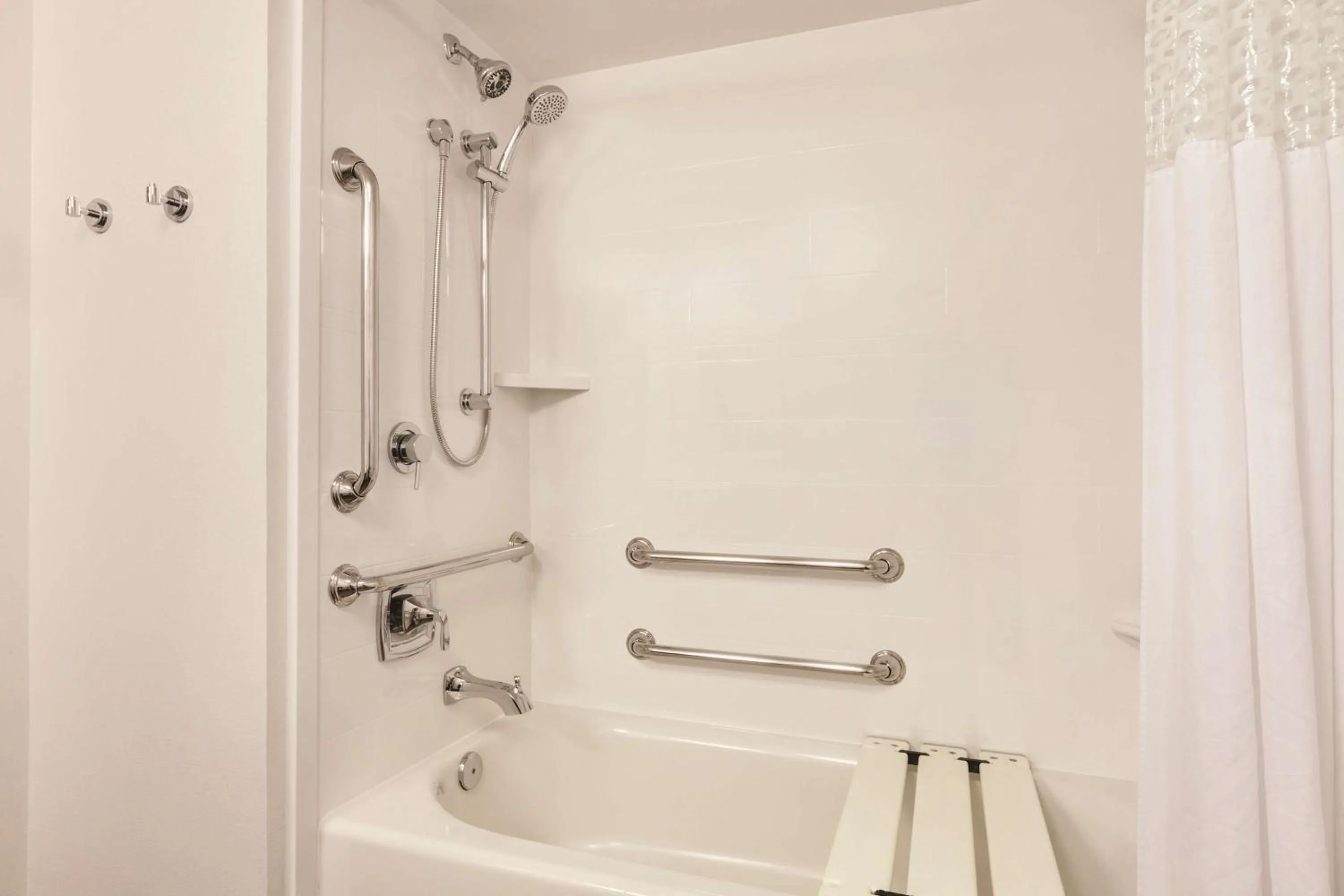 Bathroom in Hampton Inn Richmond/Ashland