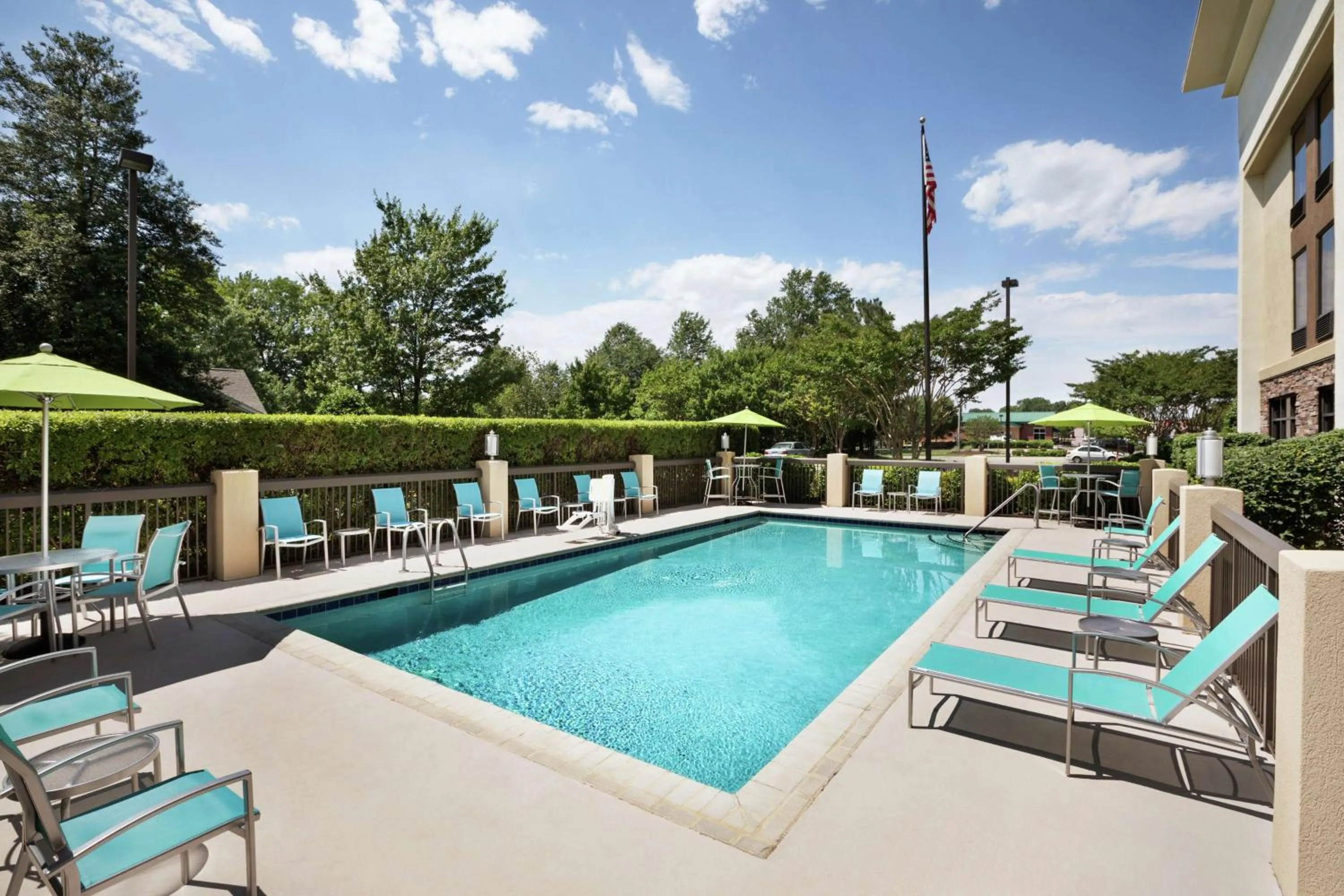 Pool view in Hampton Inn Richmond/Ashland