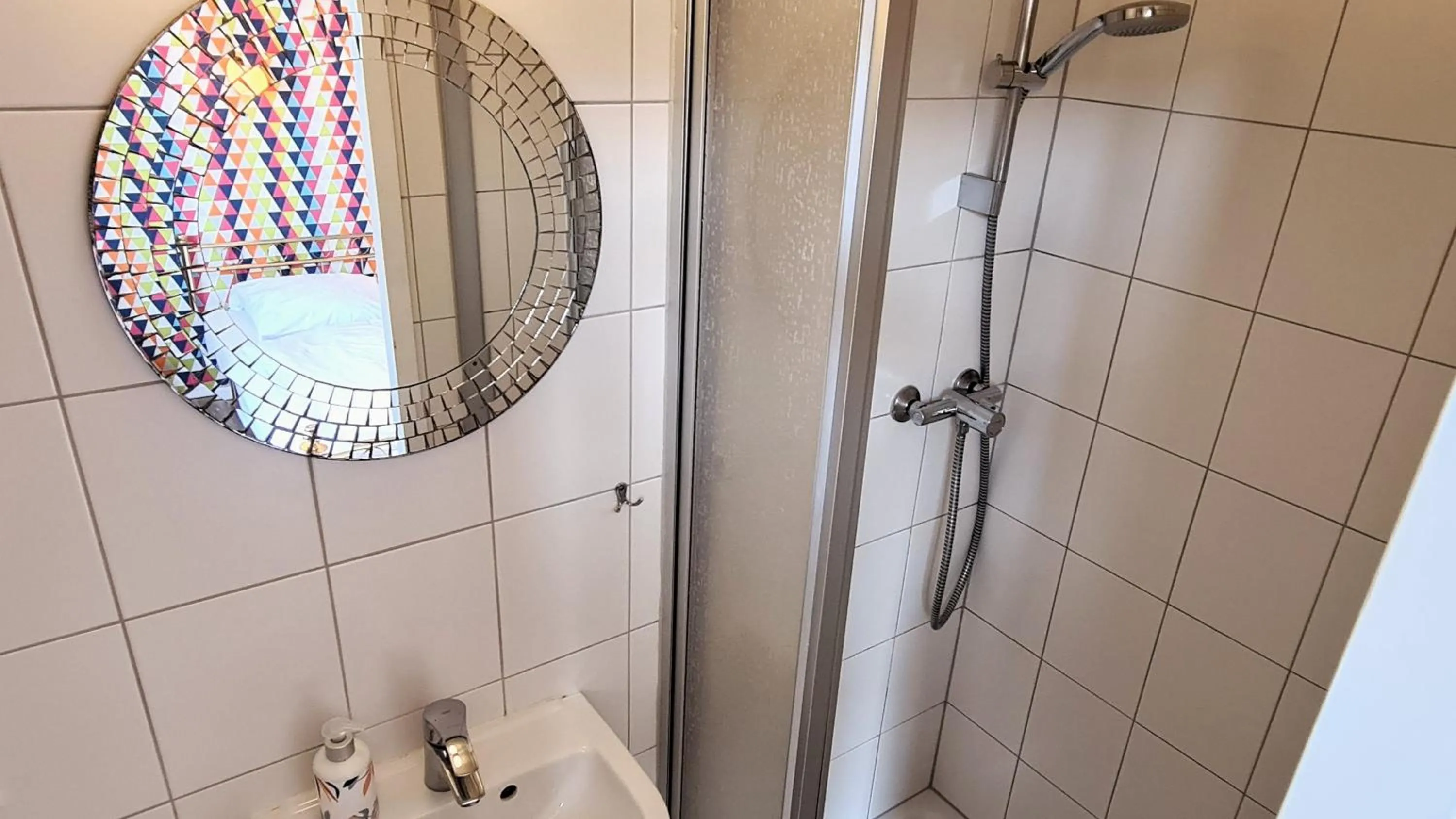 Shower in Weltempfänger Backpacker Hostel