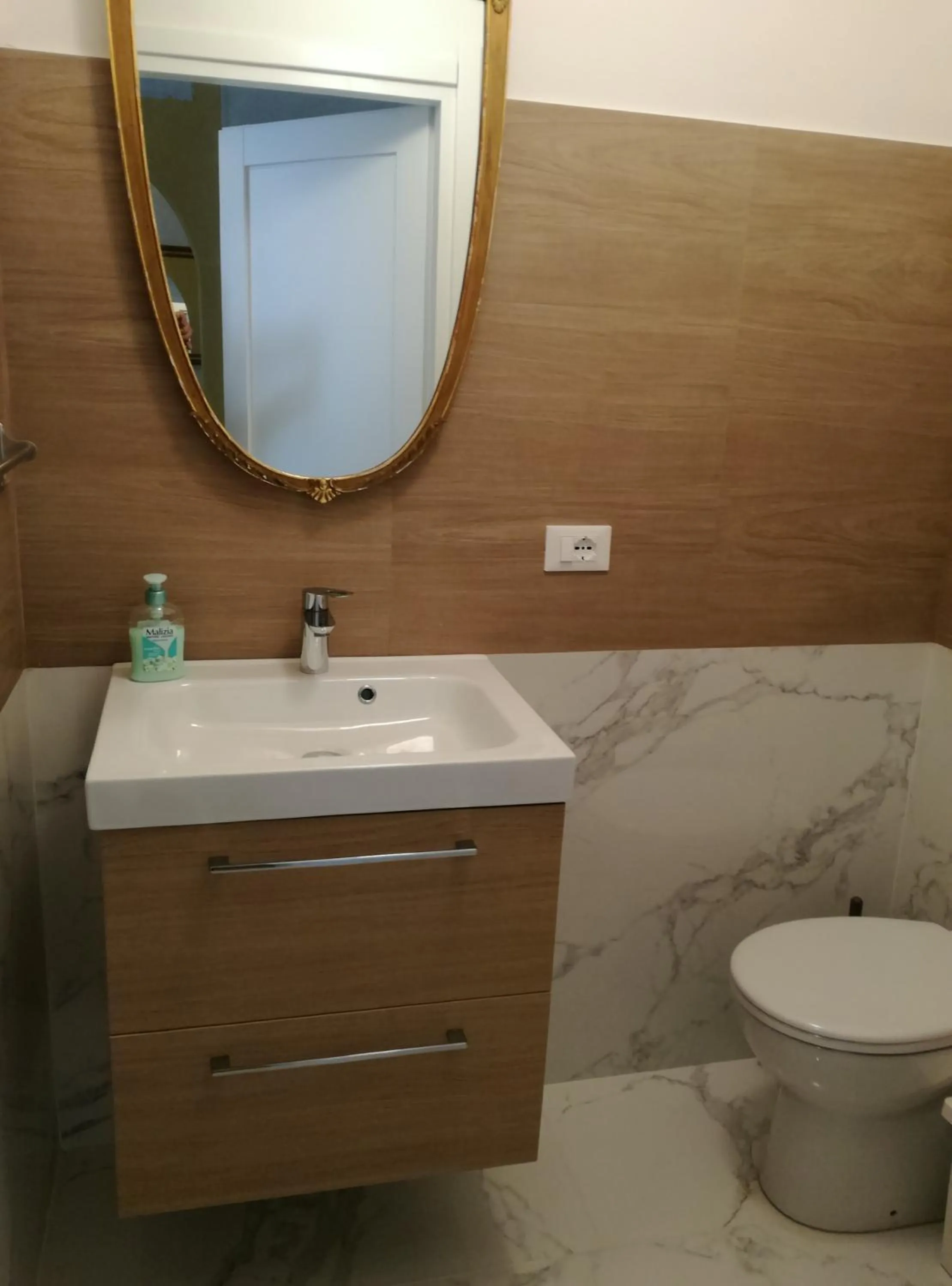 Toilet in La terrazza del Sole B&B