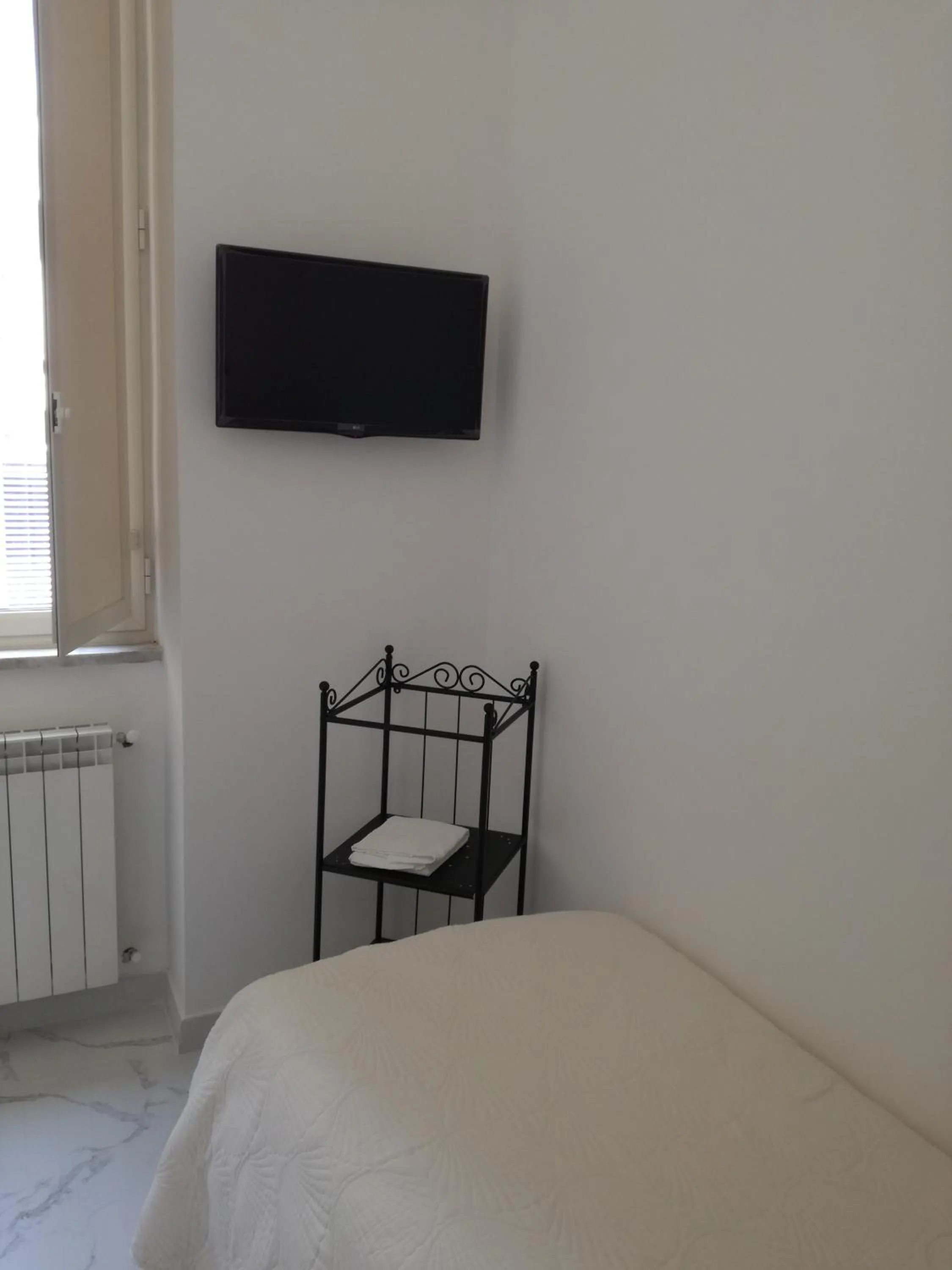 TV and multimedia, Bed in La terrazza del Sole B&B