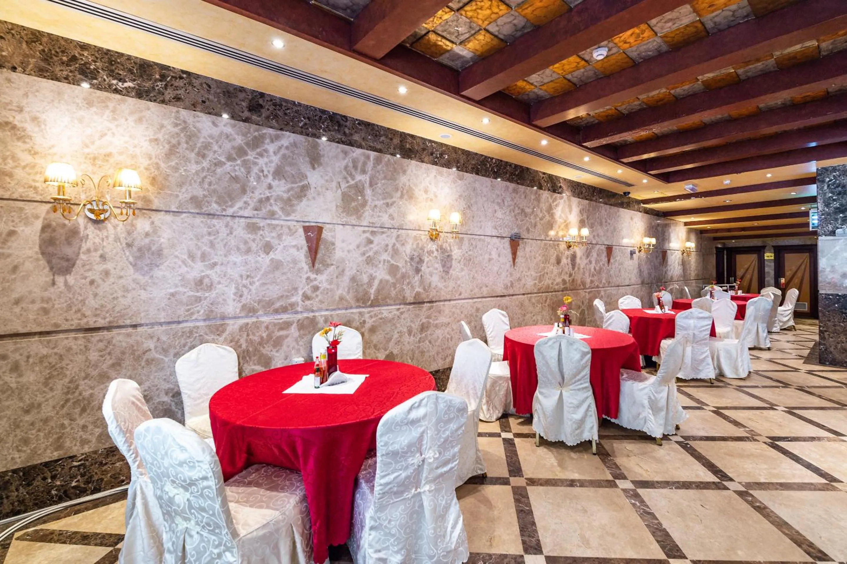 Restaurant/places to eat in Crystal Plaza Hotel