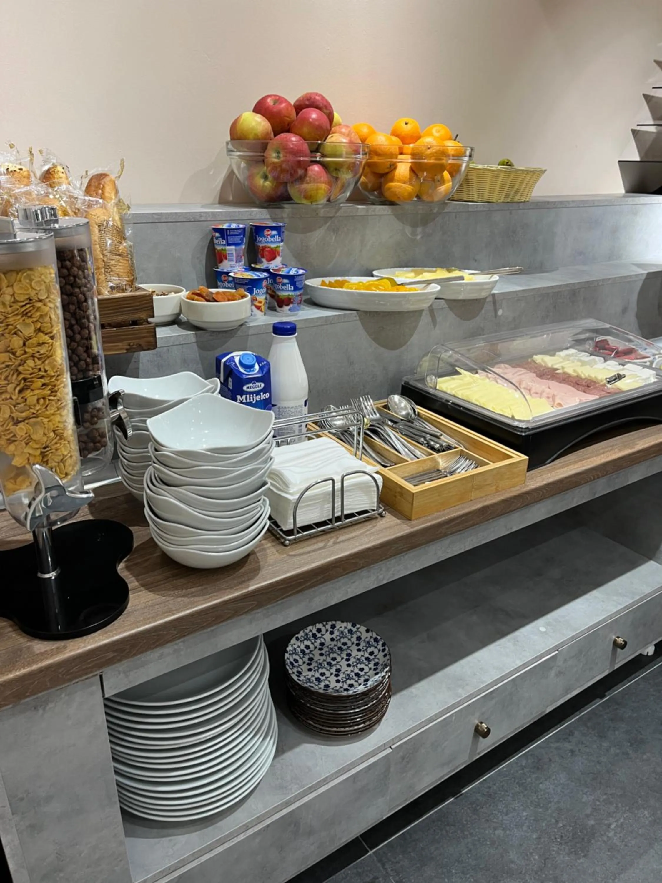 Restaurant/places to eat in Hotel Astra