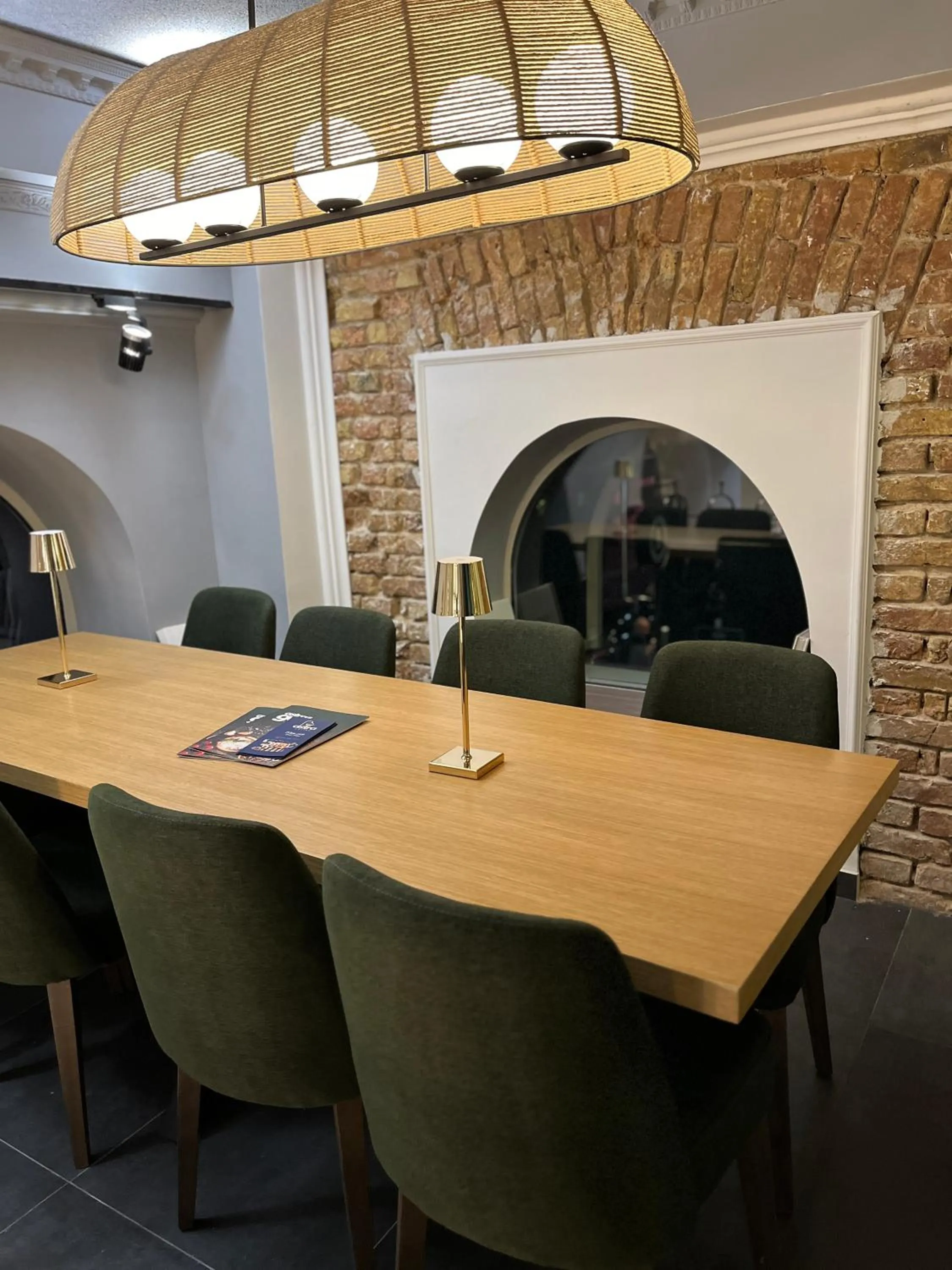 Restaurant/places to eat in Hotel Astra