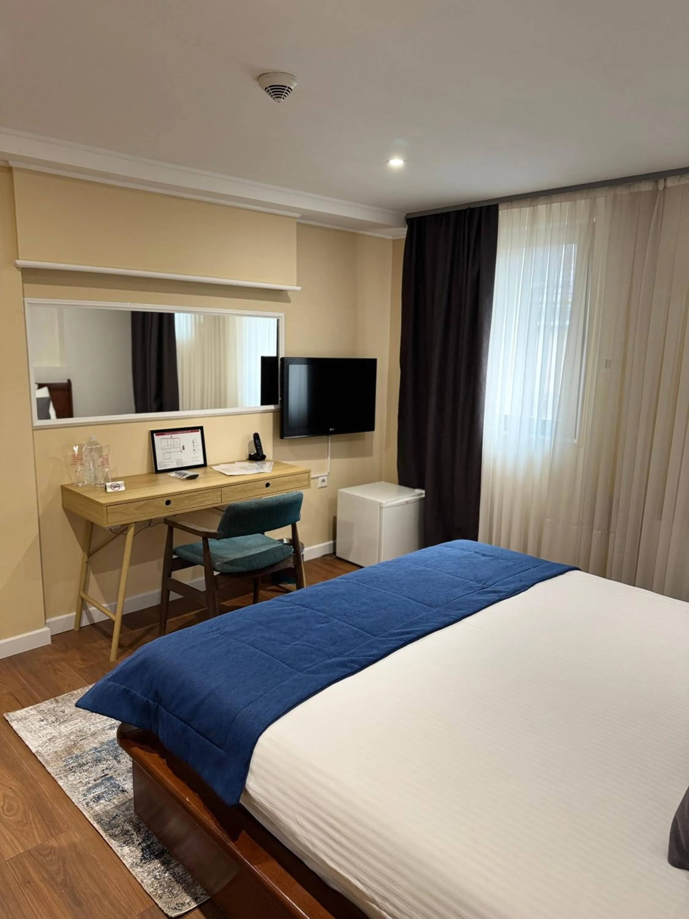 Communal lounge/ TV room, Bed in Hotel Astra