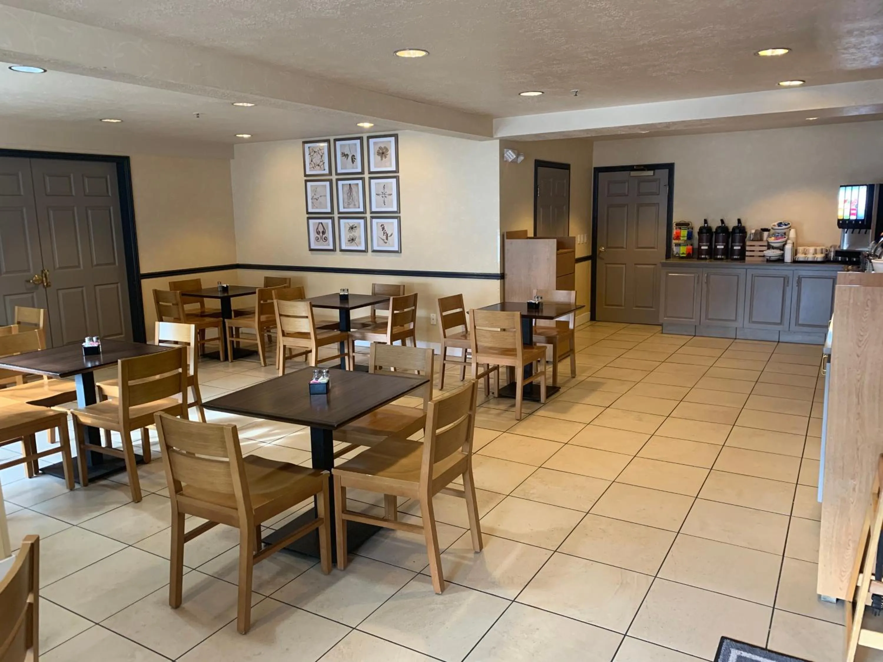 Dining area in Country Inn & Suites by Radisson, West Valley City, UT