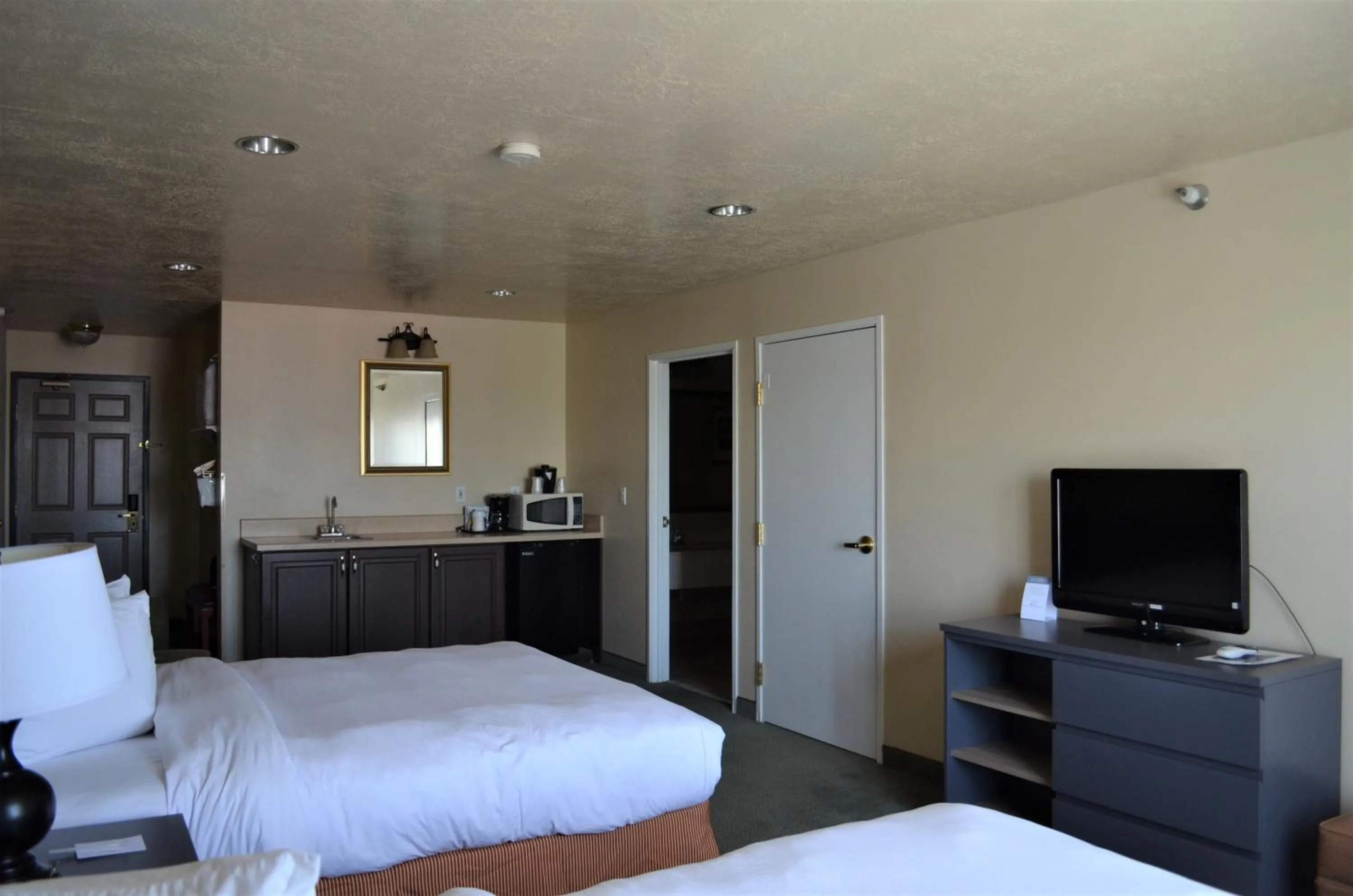 Bed in Country Inn & Suites by Radisson, West Valley City, UT