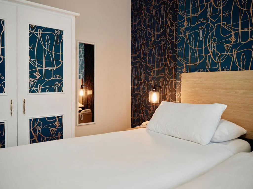 Bed in Hotel De Normandie