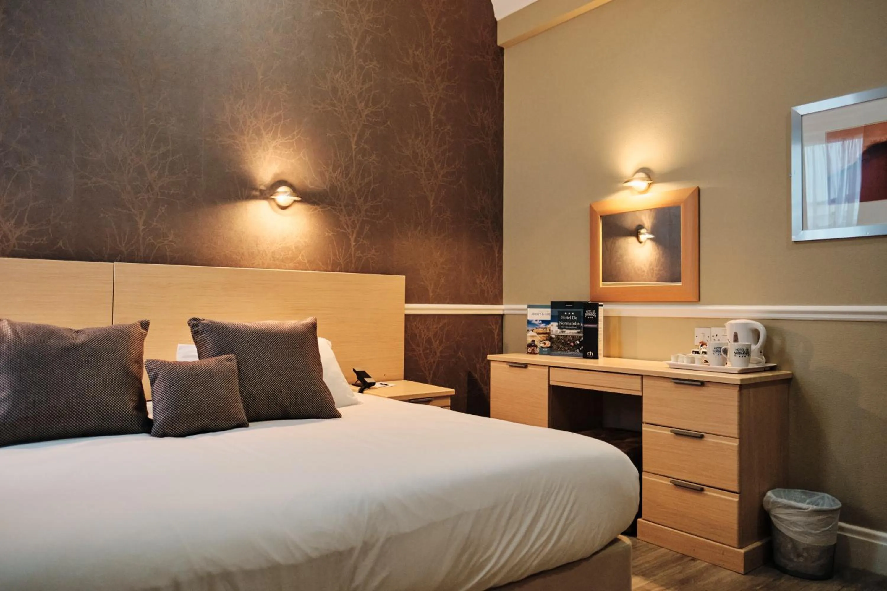 Bedroom, Bed in Hotel De Normandie