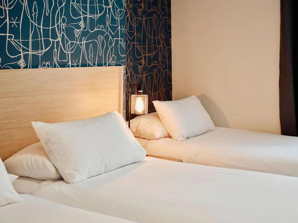 Bedroom, Bed in Hotel De Normandie