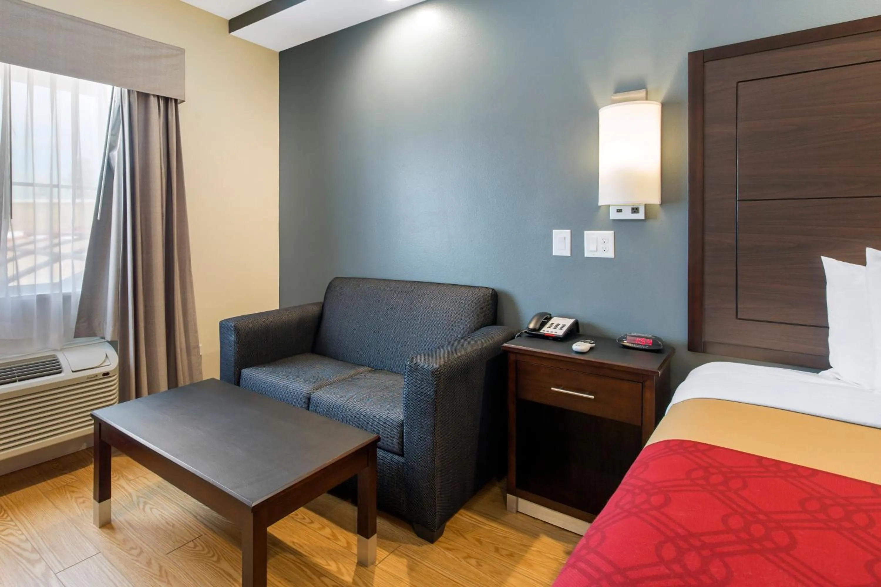 Seating area, Bed in Econo Lodge Inn & Suites Houston Willowbrook