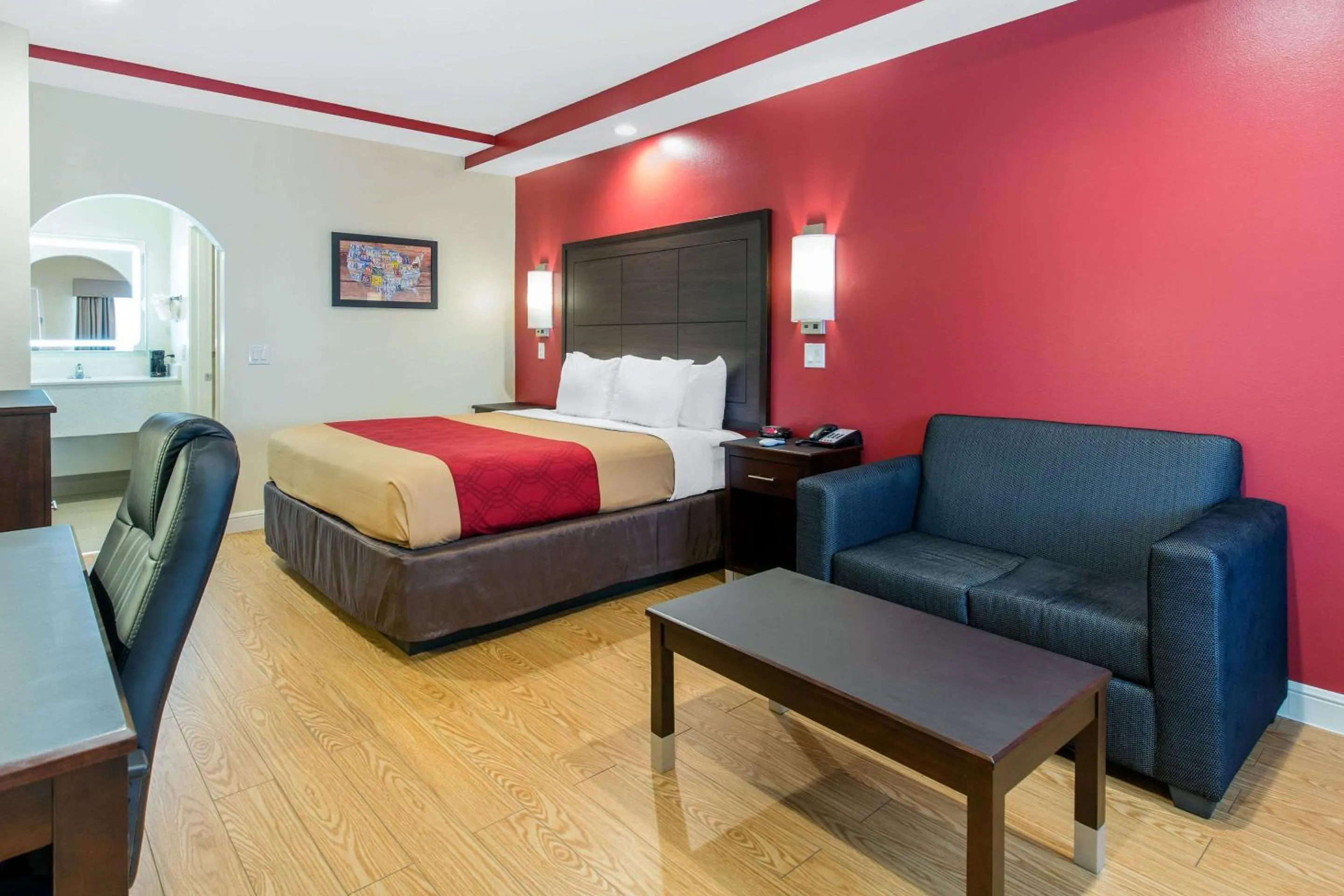 Photo of the whole room, Bed in Econo Lodge Inn & Suites Houston Willowbrook