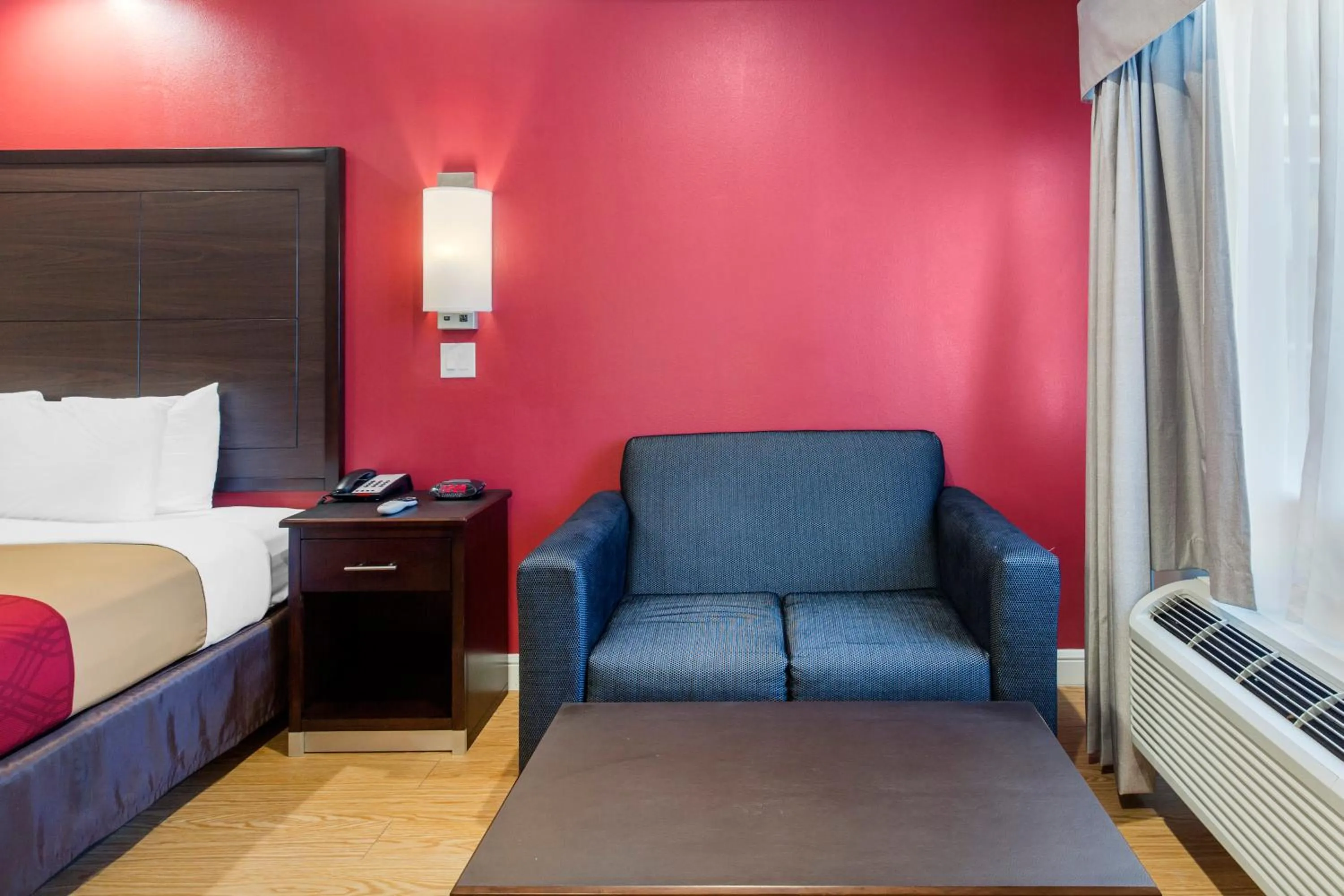 Seating area, Bed in Econo Lodge Inn & Suites Houston Willowbrook