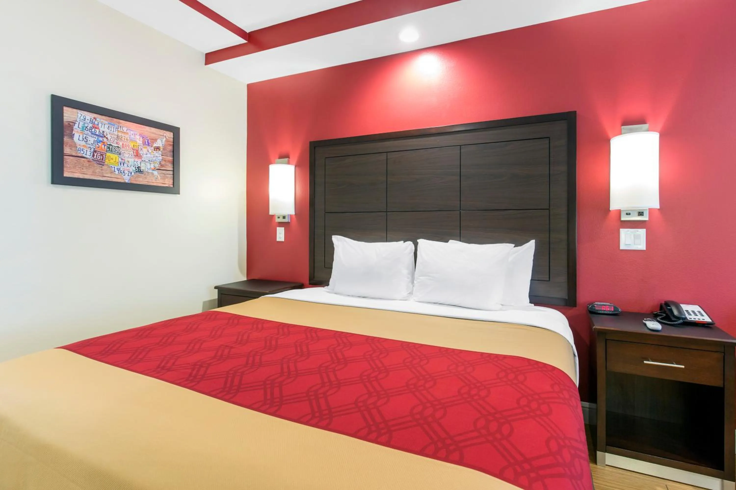 Bed in Econo Lodge Inn & Suites Houston Willowbrook