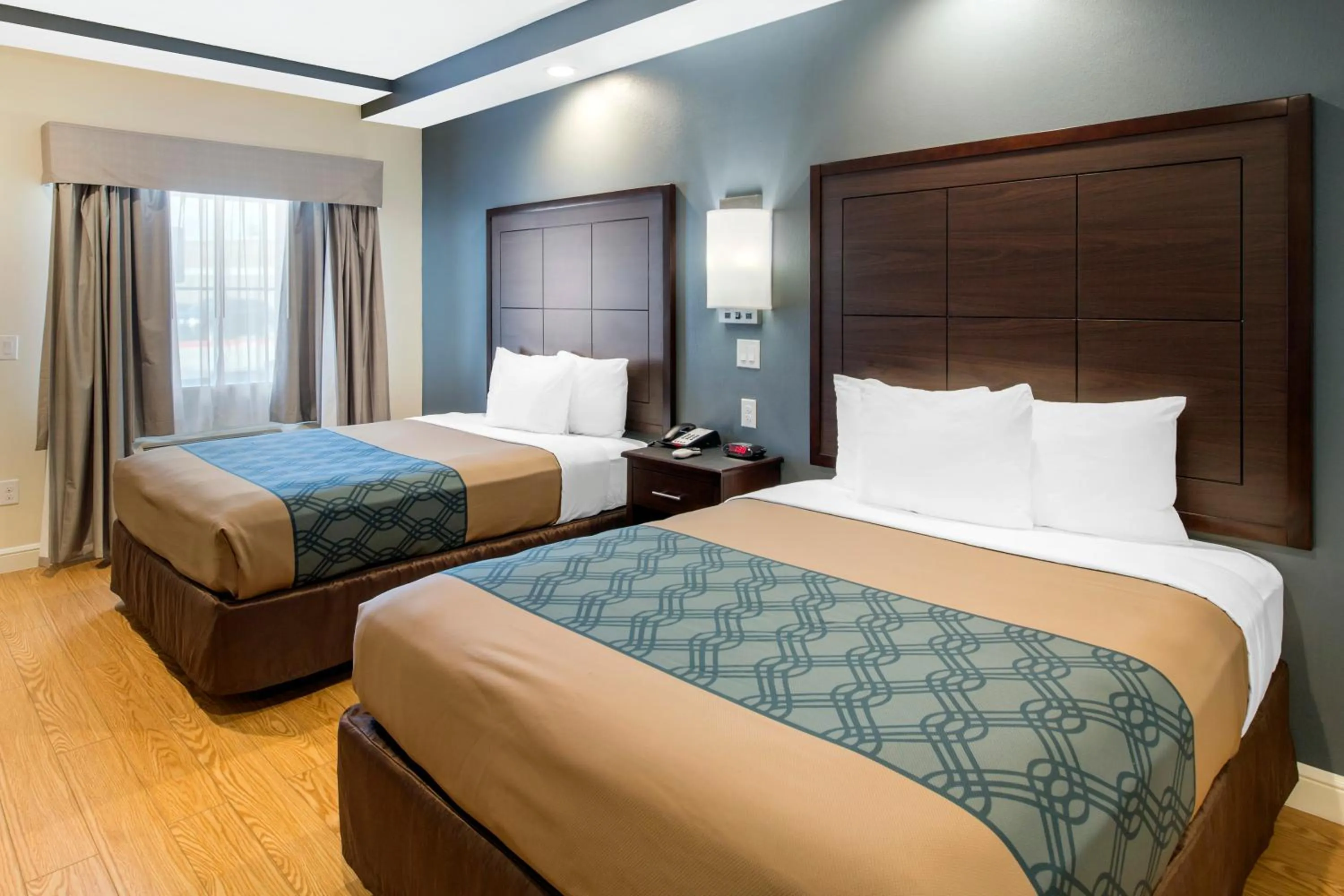 Bed in Econo Lodge Inn & Suites Houston Willowbrook