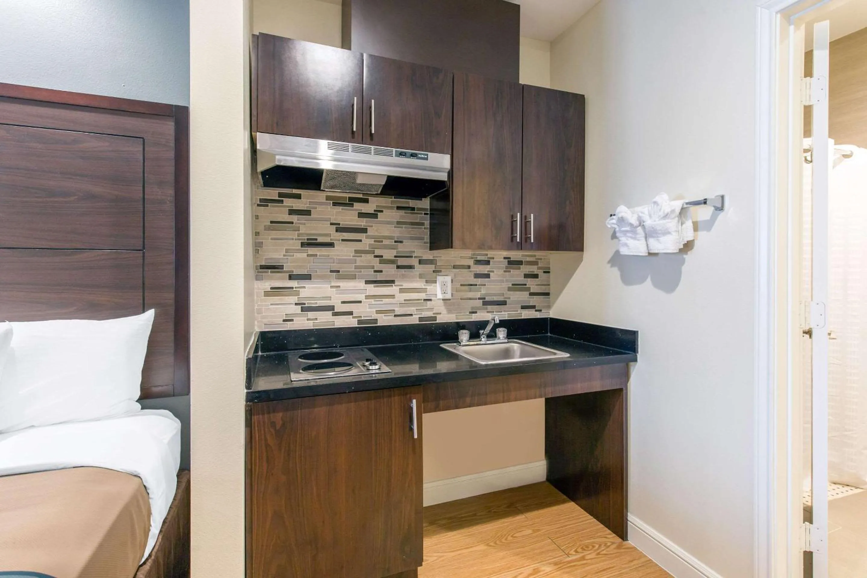 Bedroom in Econo Lodge Inn & Suites Houston Willowbrook