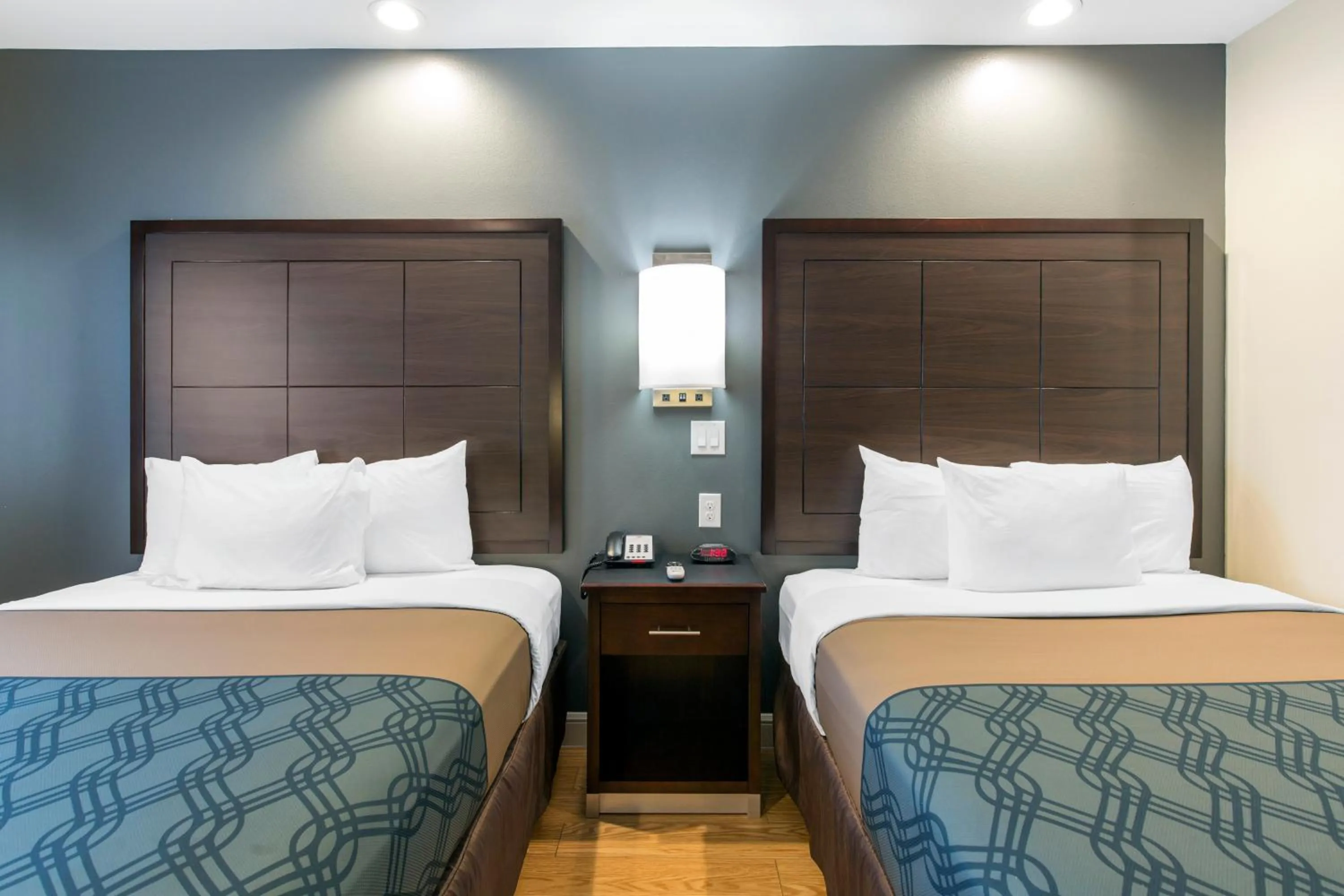 Bed in Econo Lodge Inn & Suites Houston Willowbrook