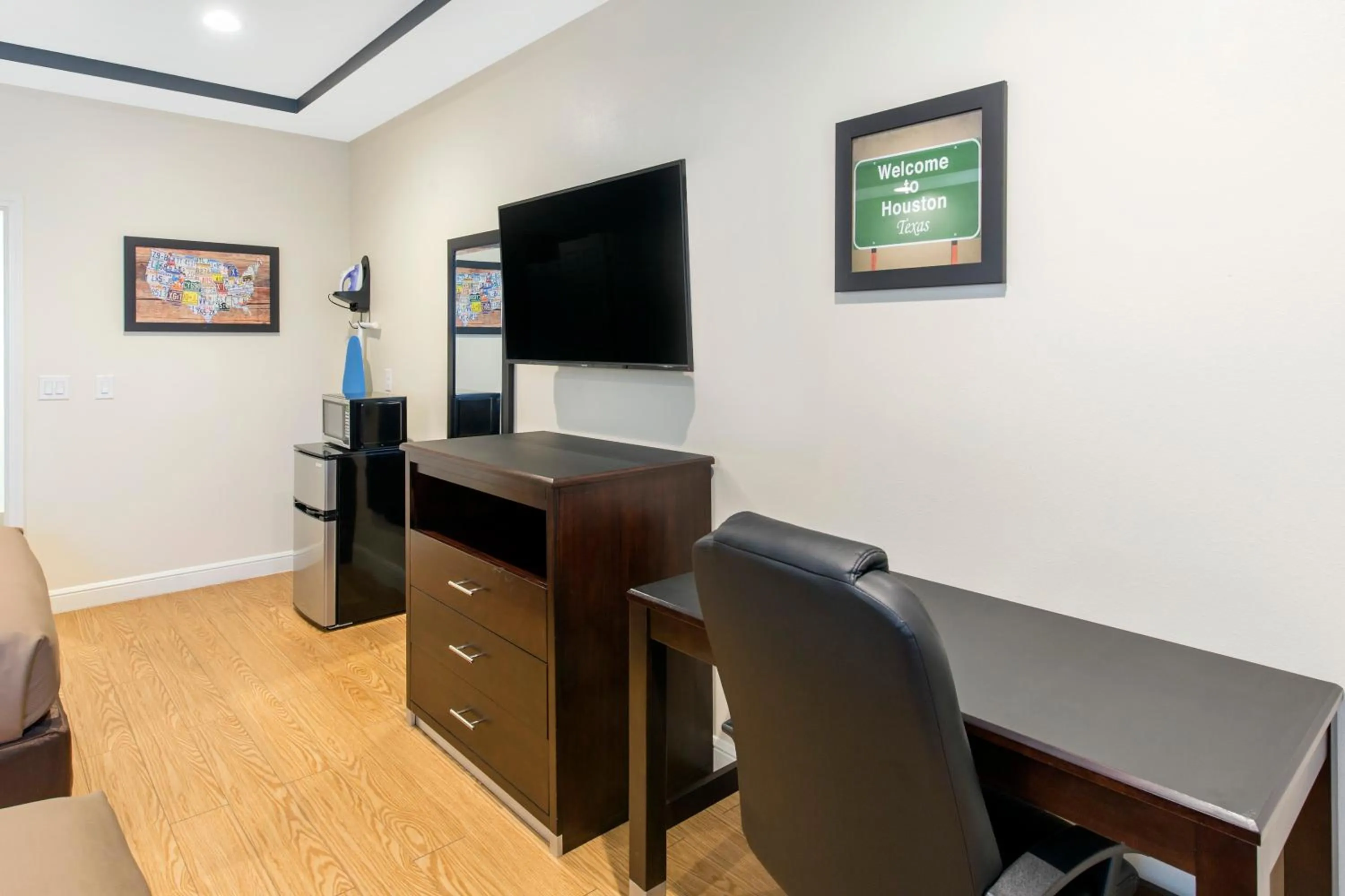 TV and multimedia in Econo Lodge Inn & Suites Houston Willowbrook