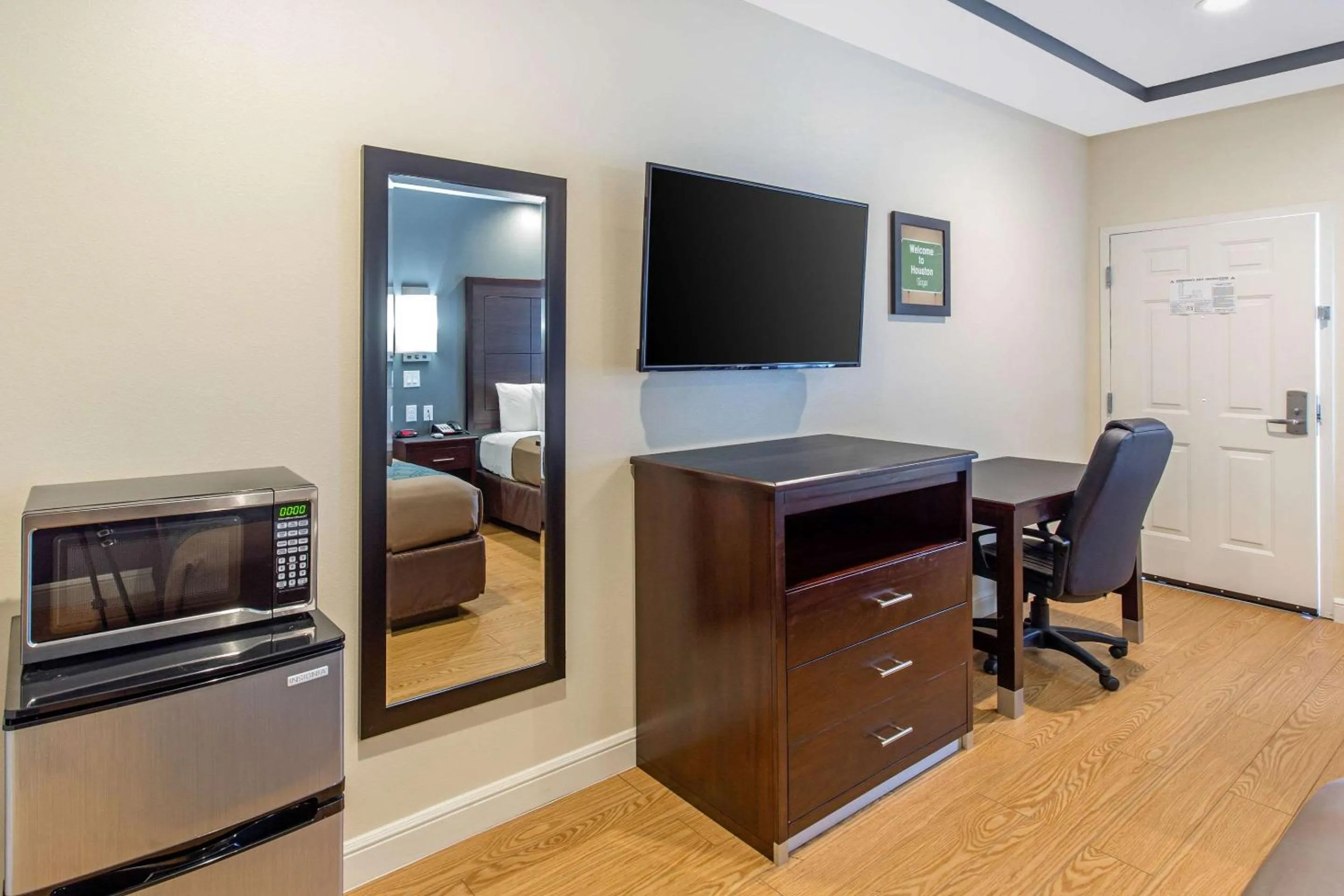 Bedroom in Econo Lodge Inn & Suites Houston Willowbrook