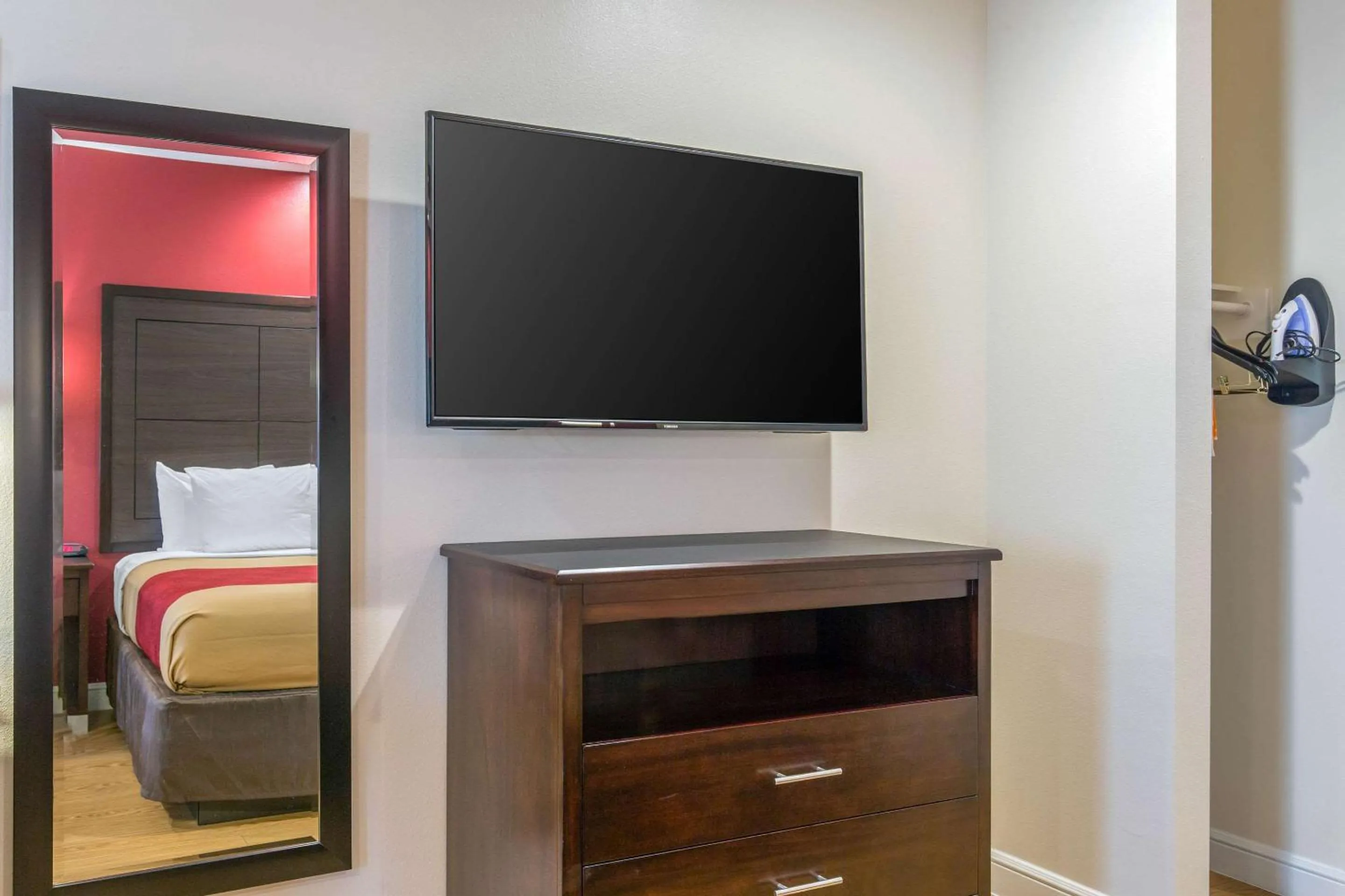 Photo of the whole room, Bed in Econo Lodge Inn & Suites Houston Willowbrook