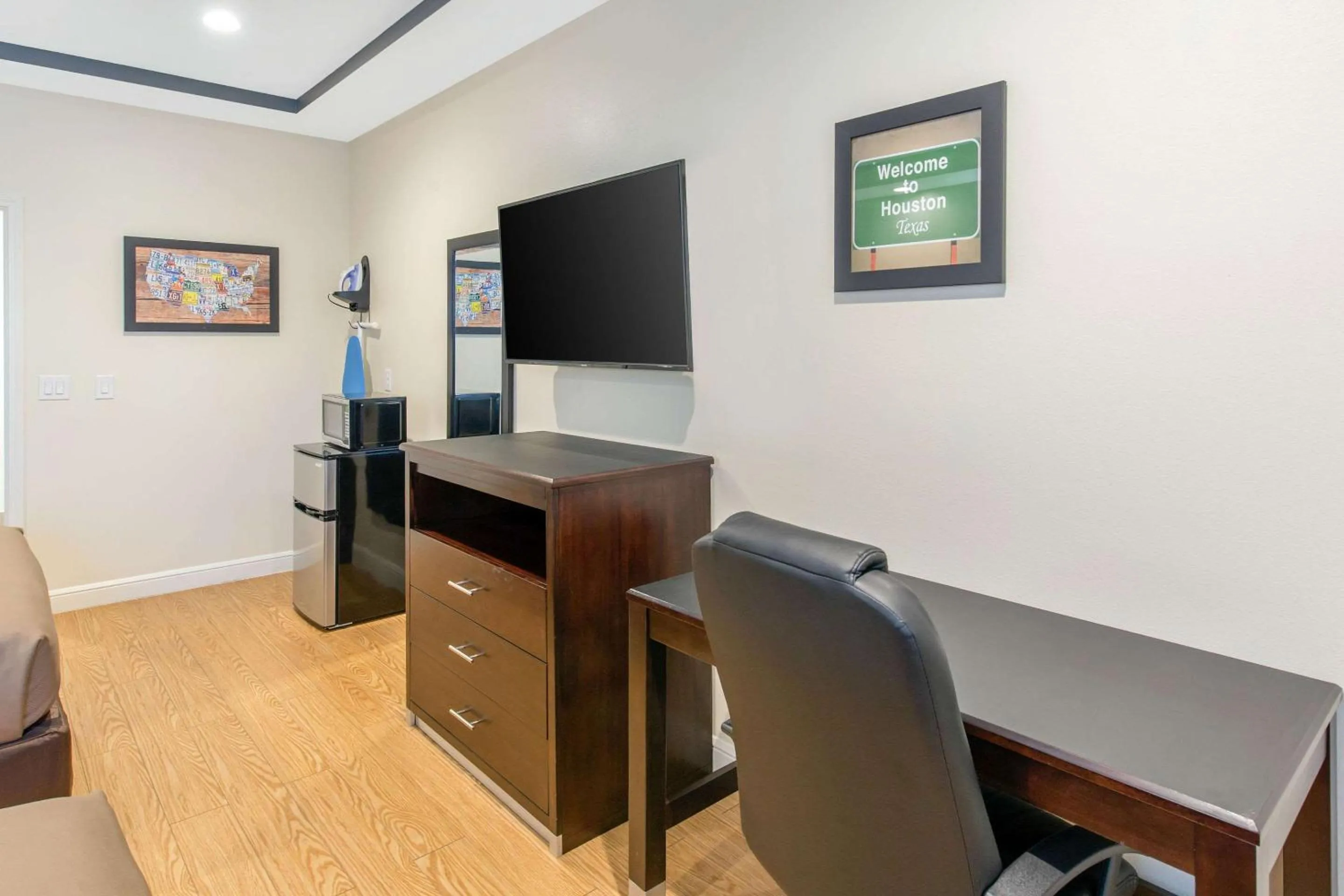 Bedroom in Econo Lodge Inn & Suites Houston Willowbrook