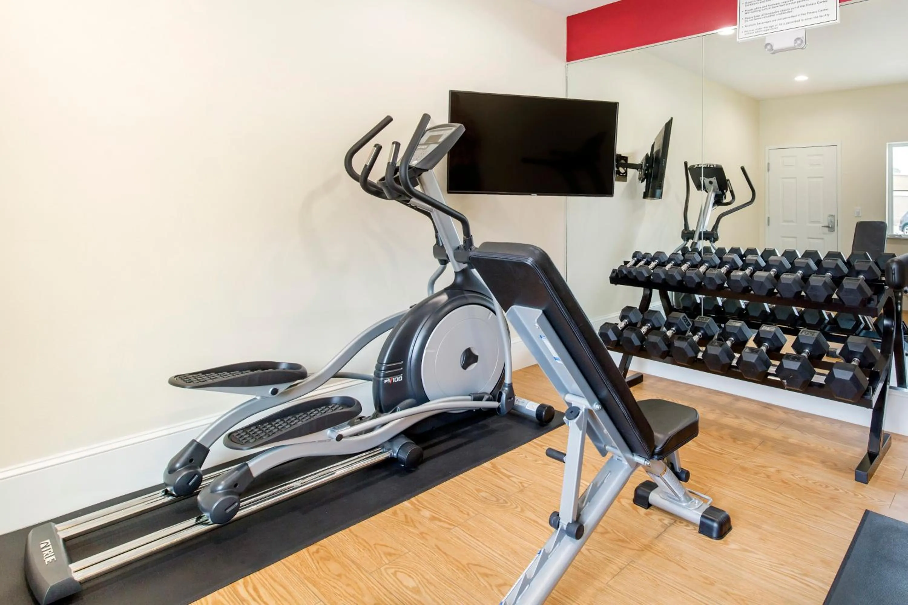 Fitness centre/facilities in Econo Lodge Inn & Suites Houston Willowbrook
