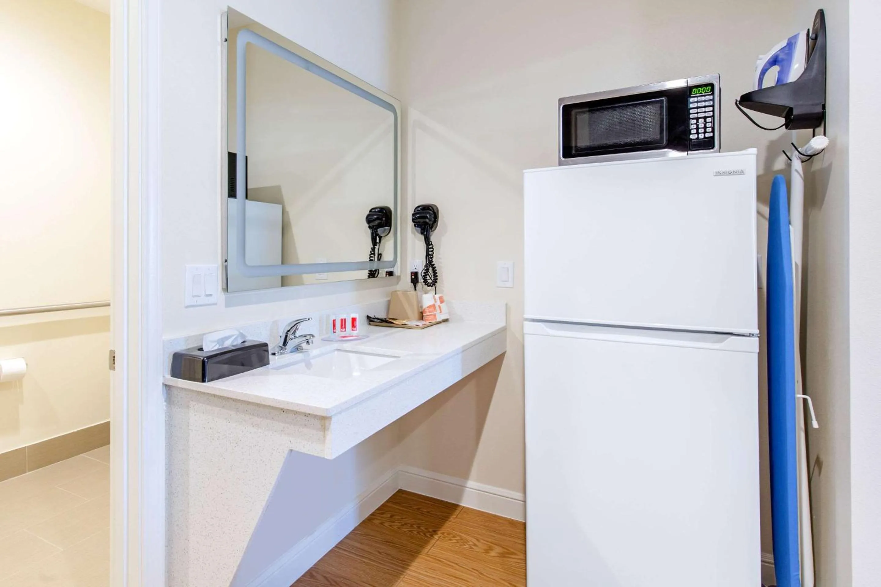 Bedroom in Econo Lodge Inn & Suites Houston Willowbrook