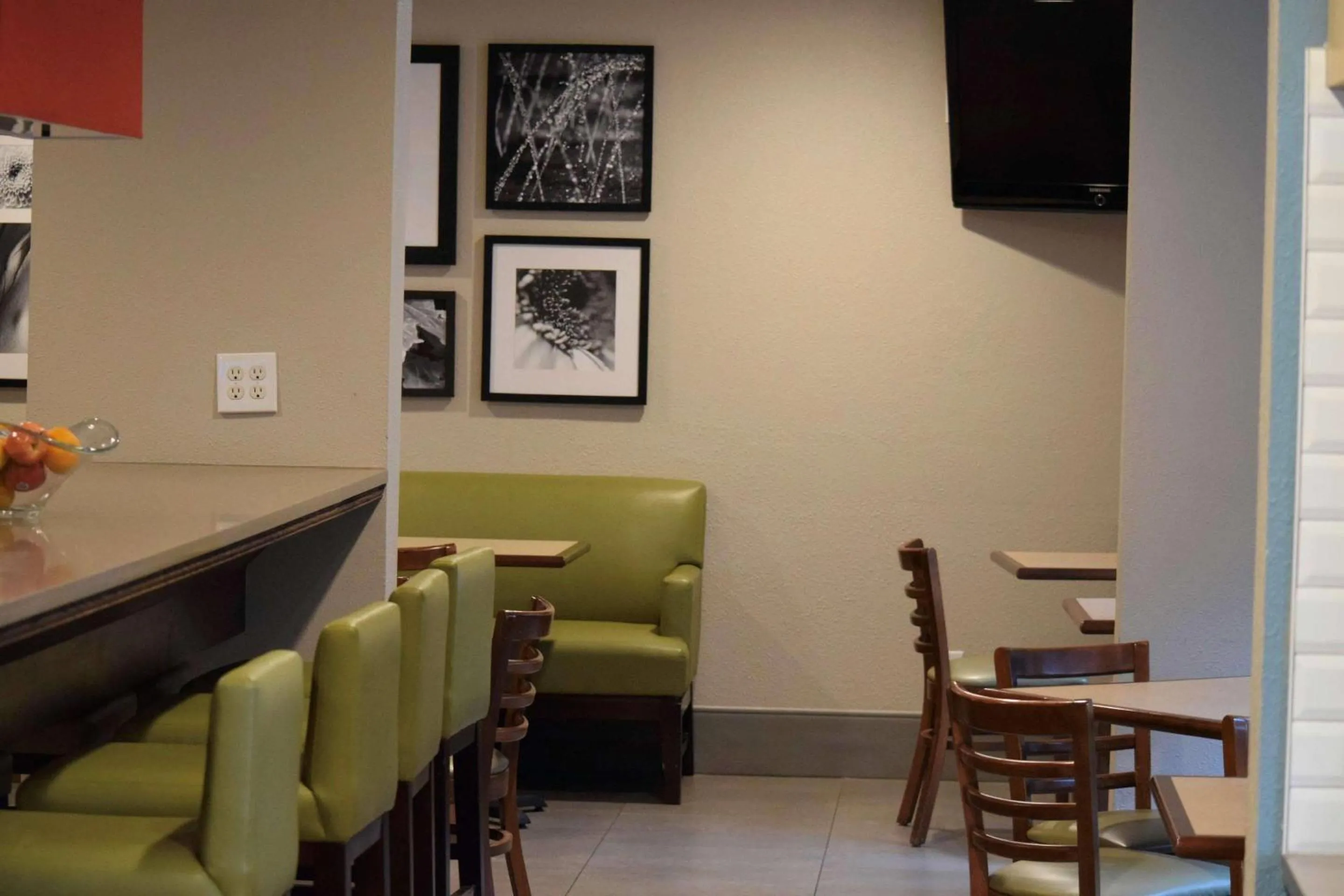 Restaurant/places to eat in Country Inn & Suites by Radisson, Lincoln North Hotel and Conference Center, NE