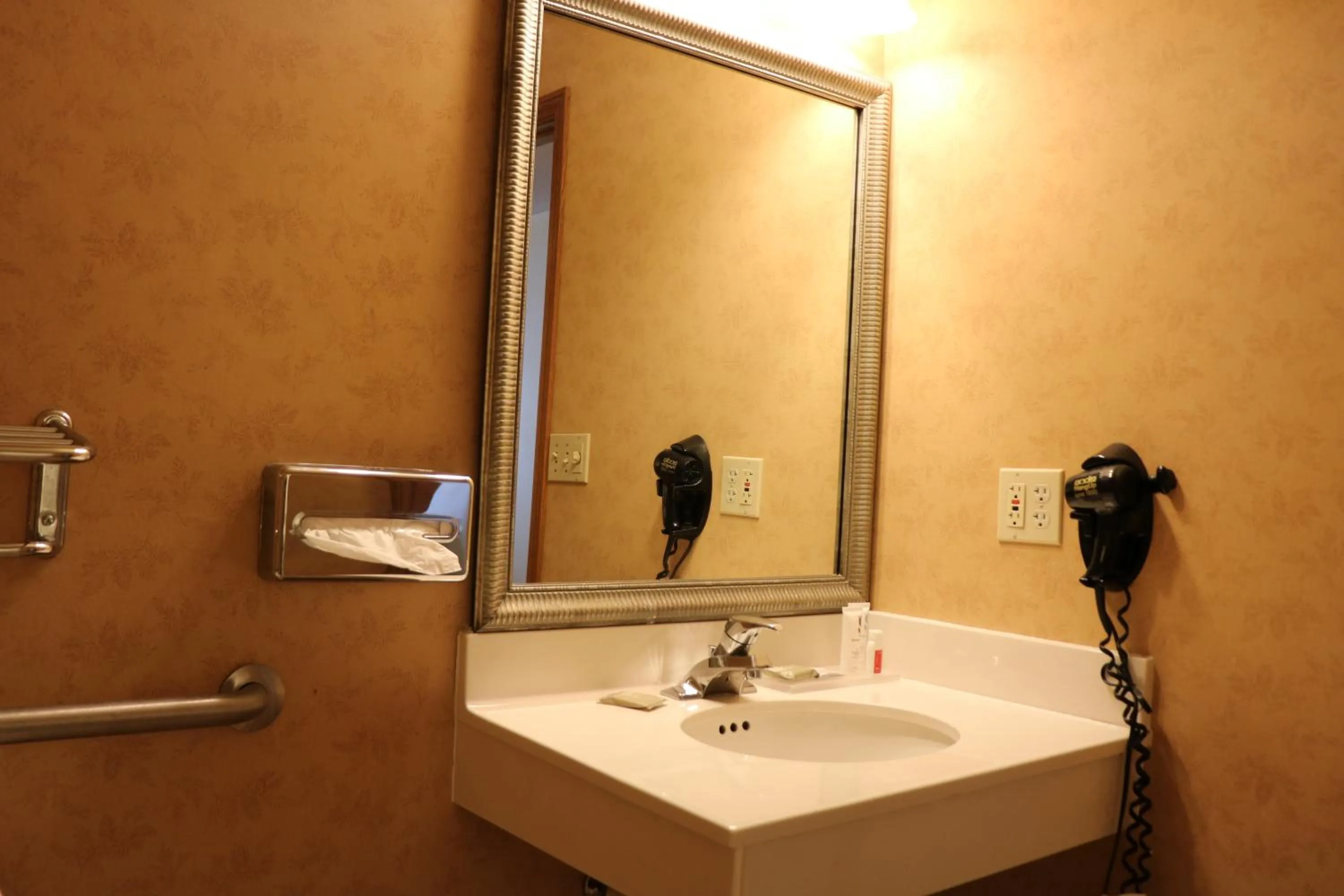 Bathroom in Country Inn & Suites by Radisson, Lincoln North Hotel and Conference Center, NE