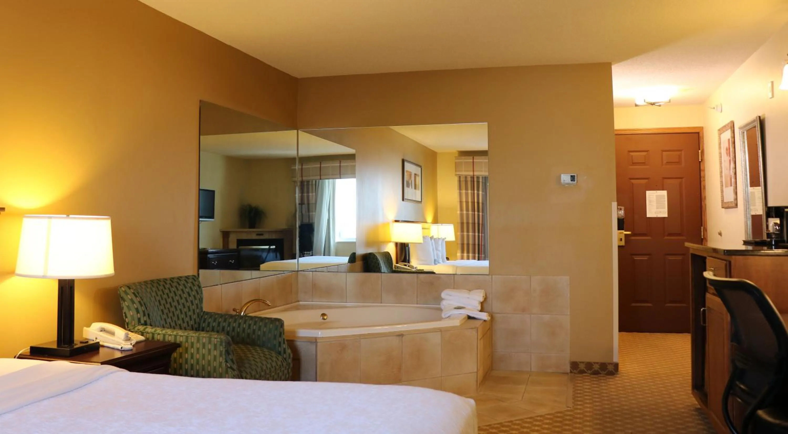 Bath, Bed in Country Inn & Suites by Radisson, Lincoln North Hotel and Conference Center, NE