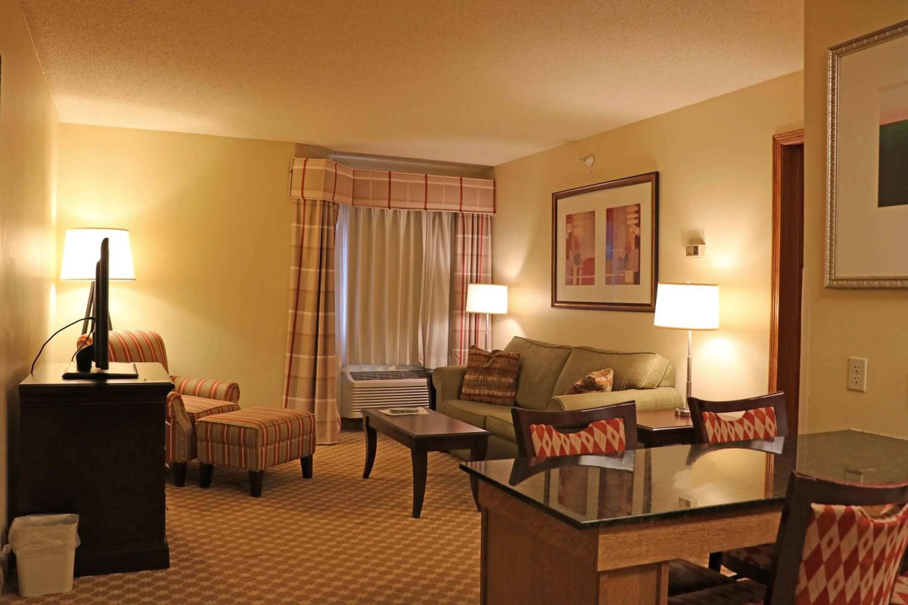 TV and multimedia in Country Inn & Suites by Radisson, Lincoln North Hotel and Conference Center, NE