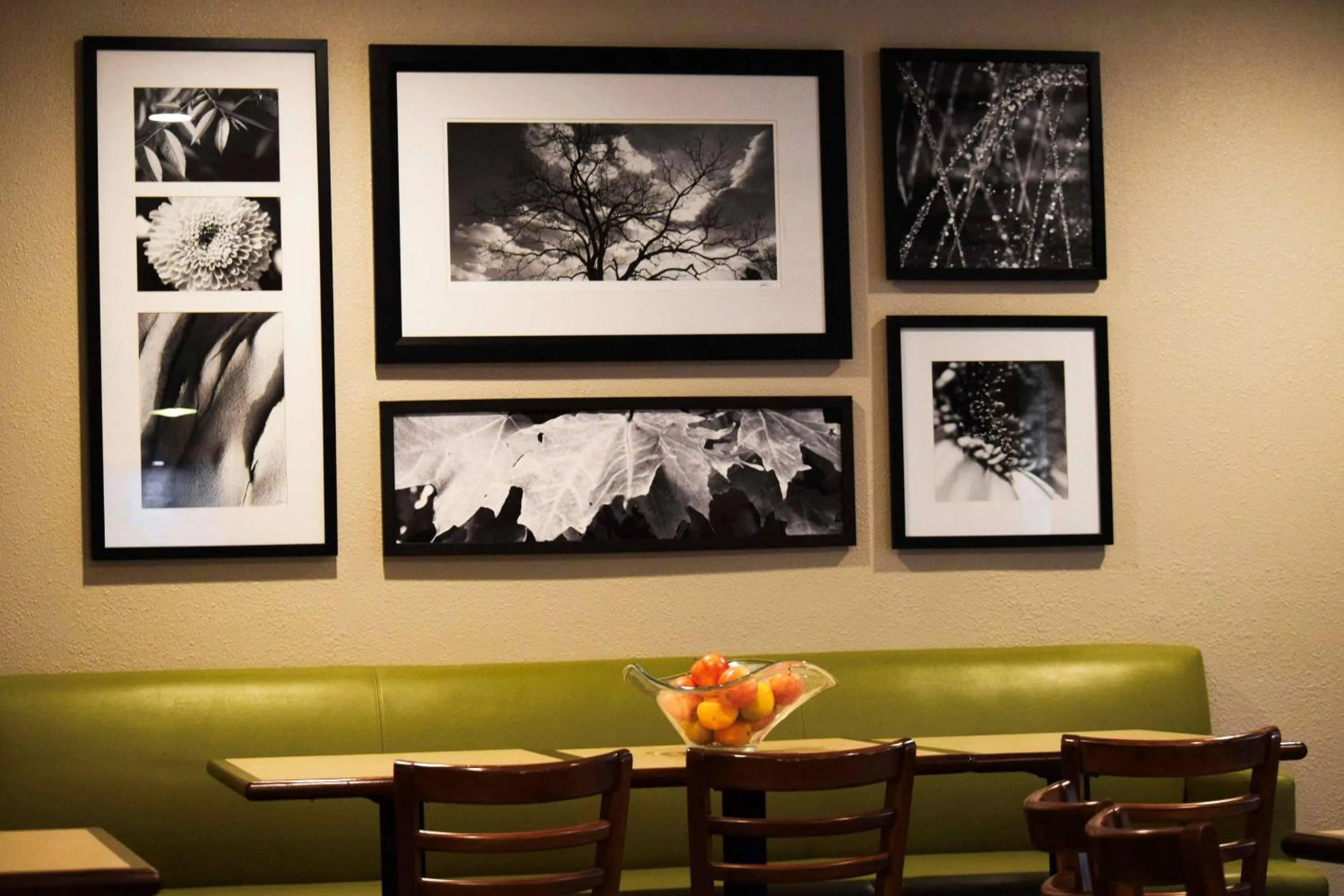 Breakfast in Country Inn & Suites by Radisson, Lincoln North Hotel and Conference Center, NE