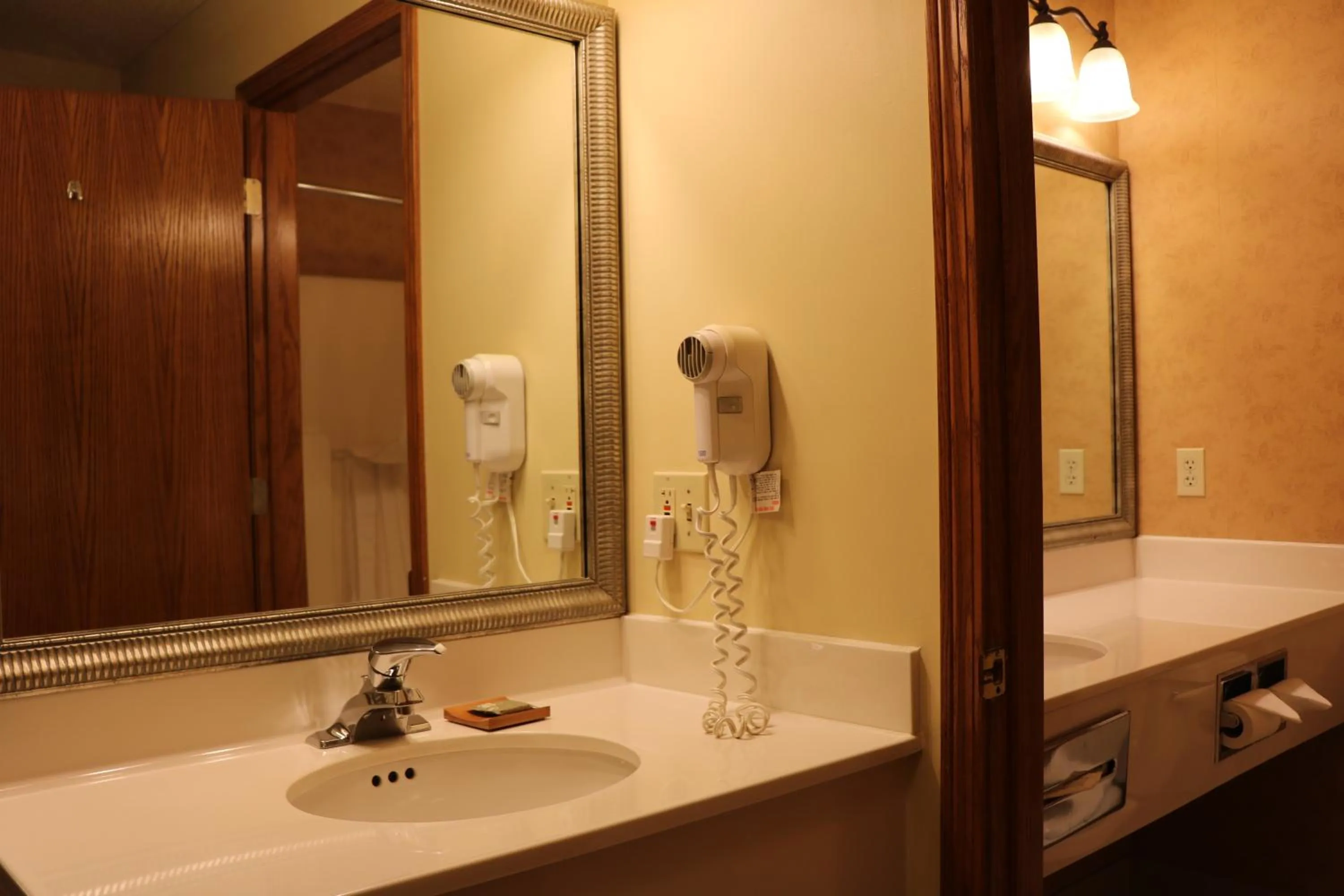 Bathroom in Country Inn & Suites by Radisson, Lincoln North Hotel and Conference Center, NE
