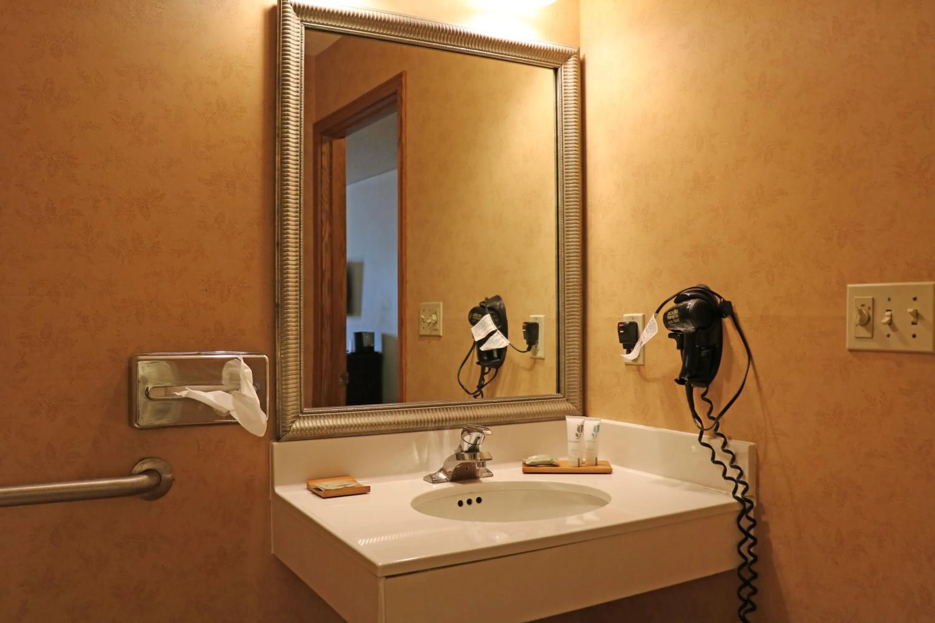 Bathroom in Country Inn & Suites by Radisson, Lincoln North Hotel and Conference Center, NE