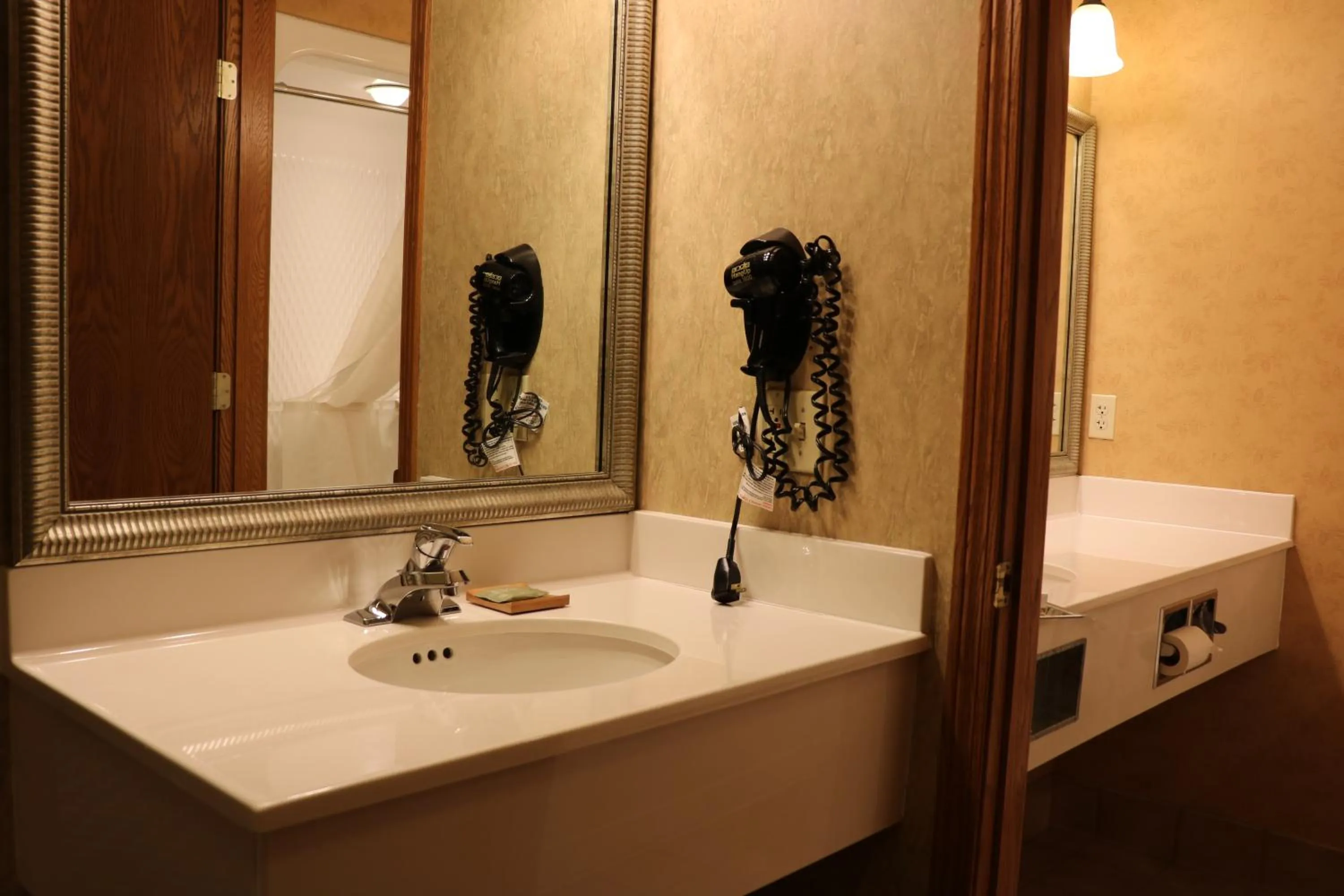 Bathroom in Country Inn & Suites by Radisson, Lincoln North Hotel and Conference Center, NE
