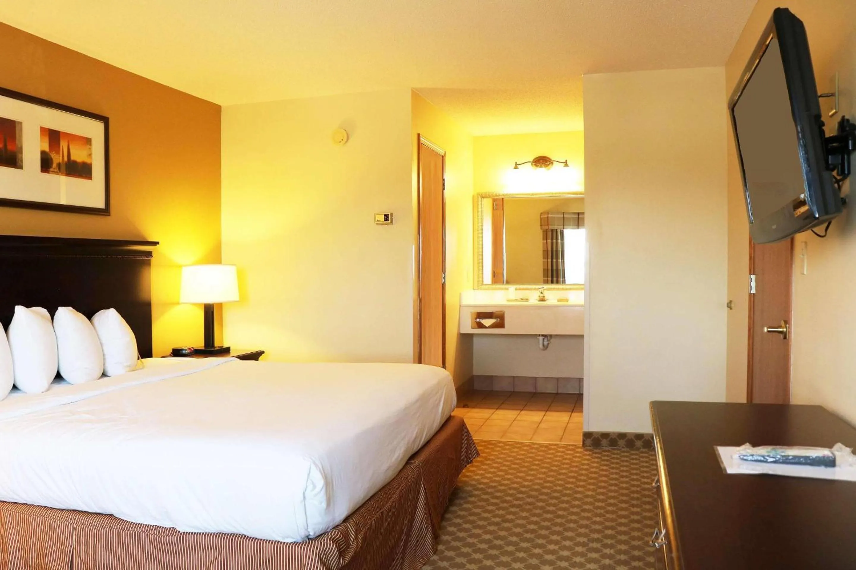 Bedroom, Bed in Country Inn & Suites by Radisson, Lincoln North Hotel and Conference Center, NE