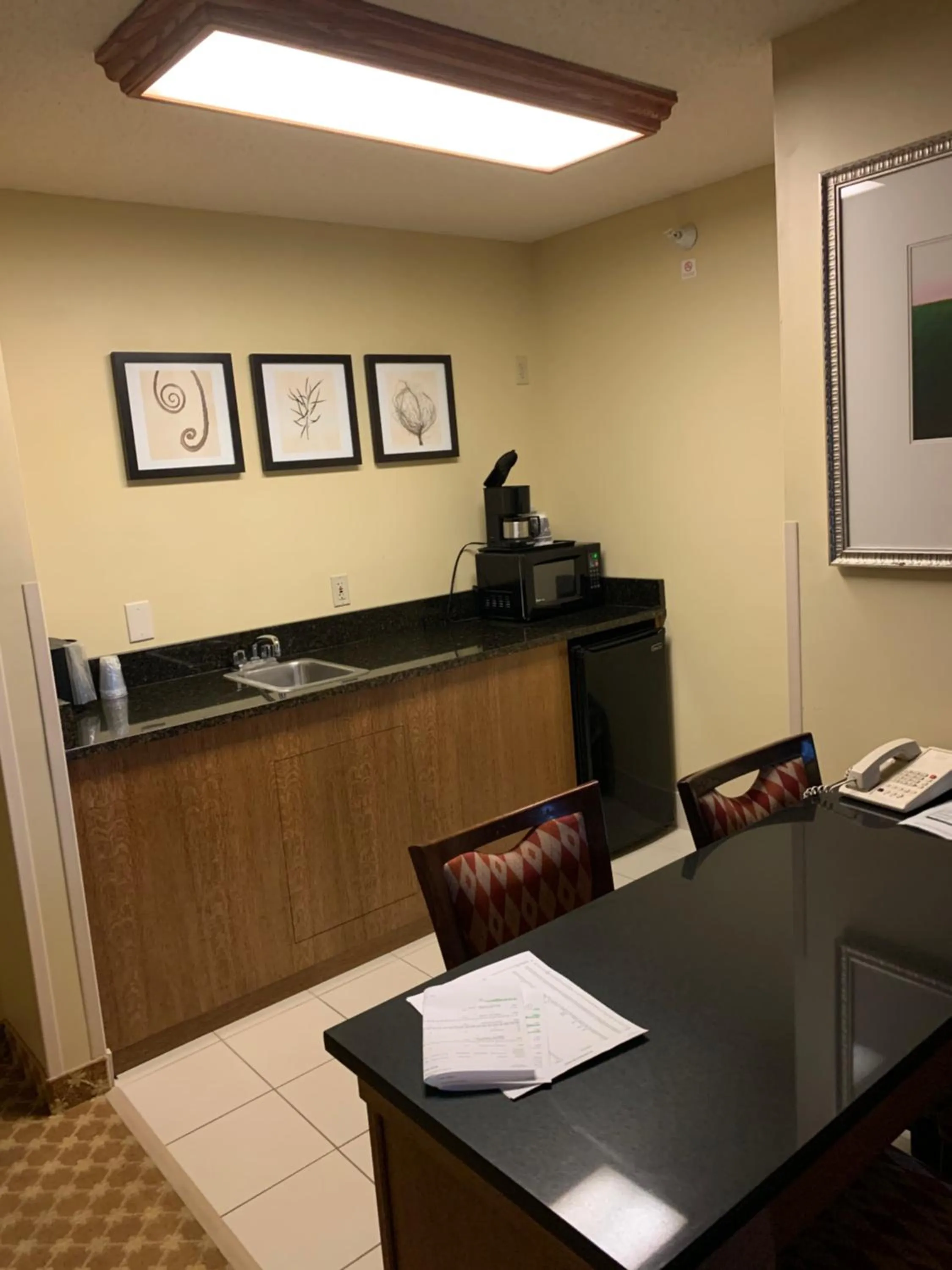 Kitchen or kitchenette in Country Inn & Suites by Radisson, Lincoln North Hotel and Conference Center, NE