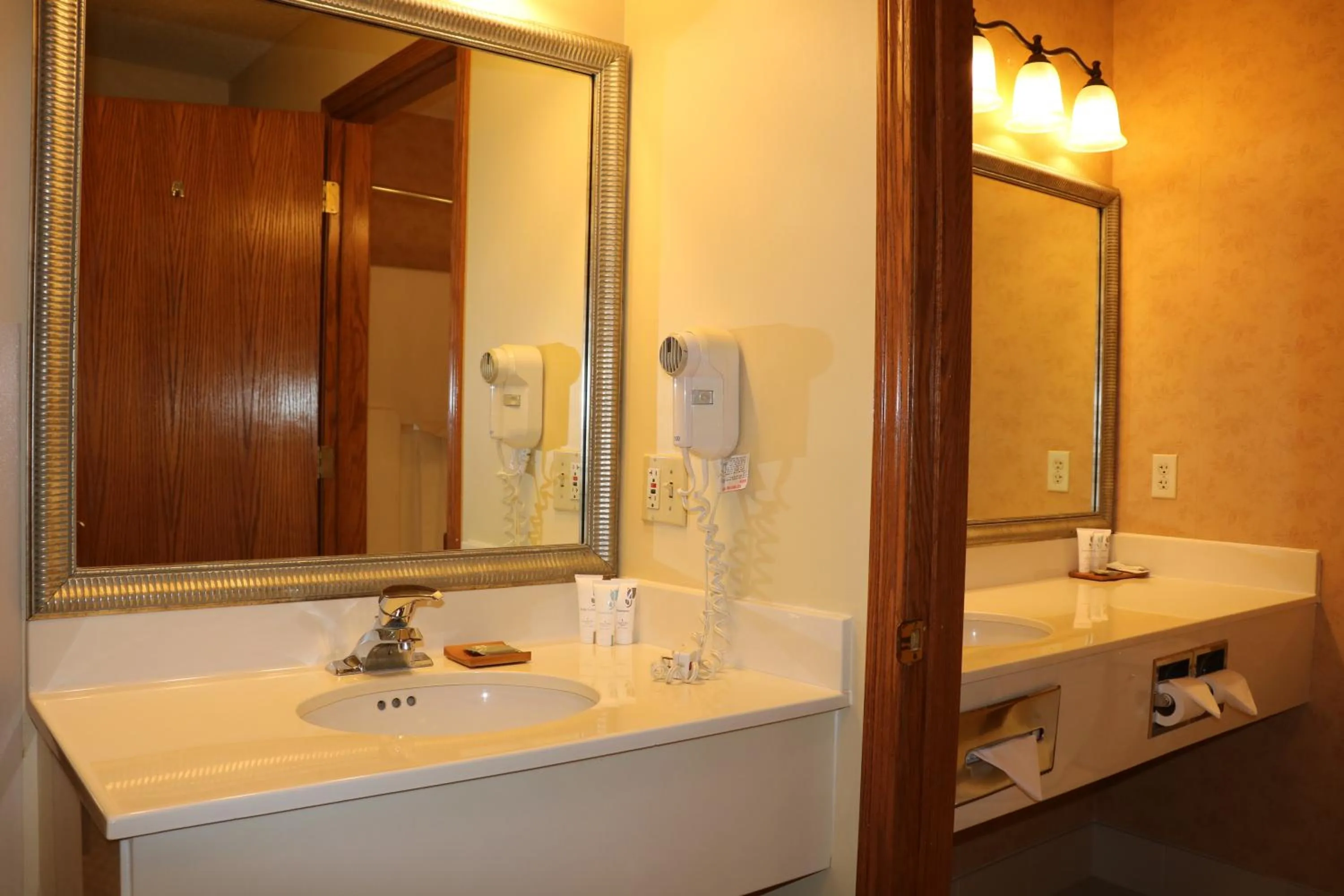 Bathroom in Country Inn & Suites by Radisson, Lincoln North Hotel and Conference Center, NE