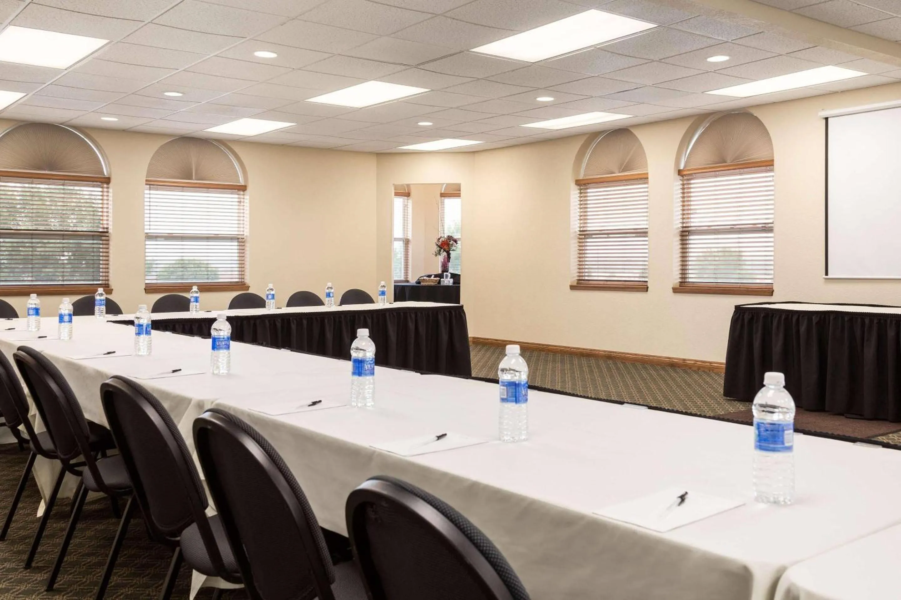 Meeting/conference room in Country Inn & Suites by Radisson, Lincoln North Hotel and Conference Center, NE